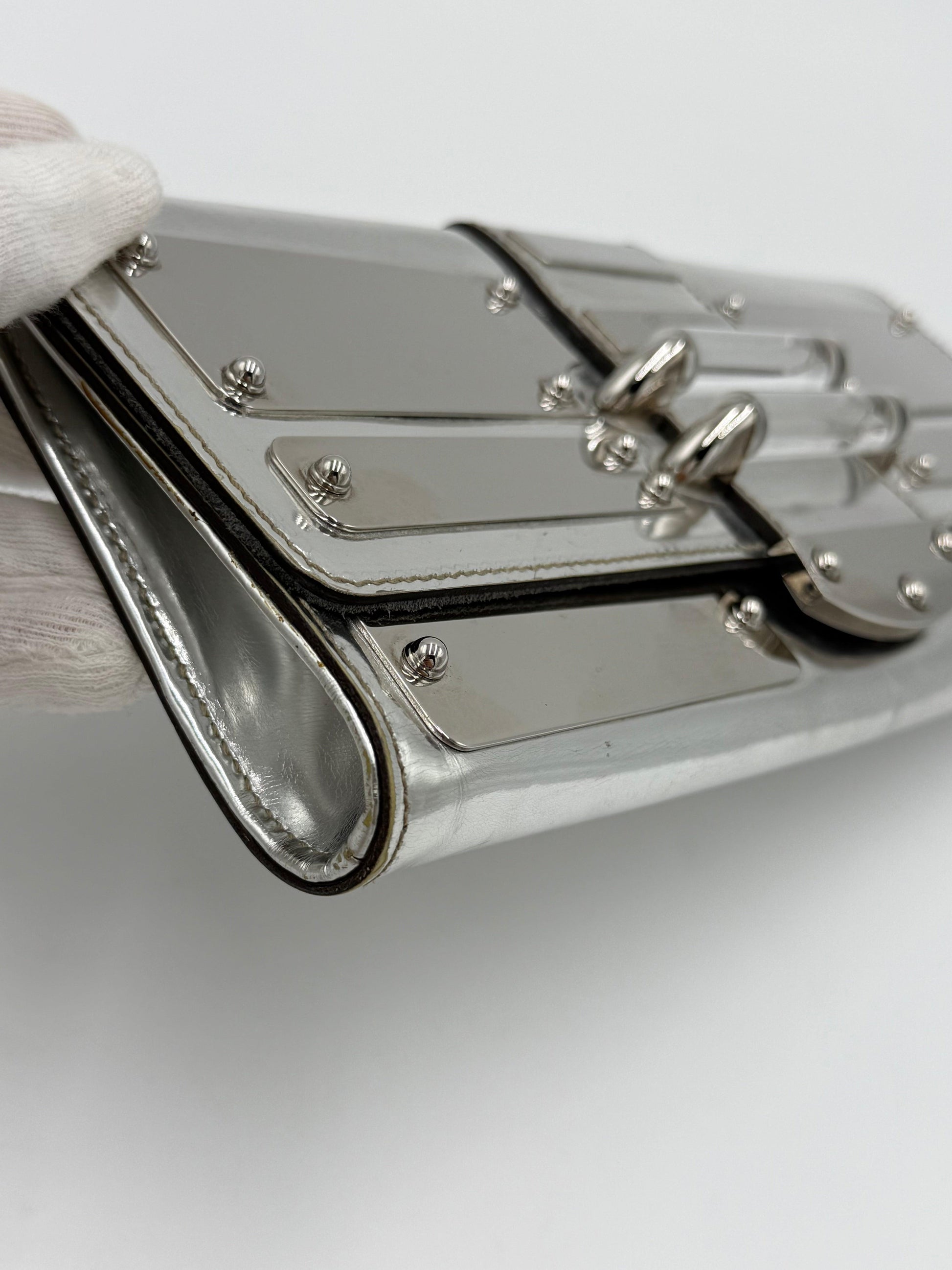 Gucci Clutch Vintage by Frida Giannini in Pelle Metallizzata e Plexiglass Argento - Pally Vintage Closet