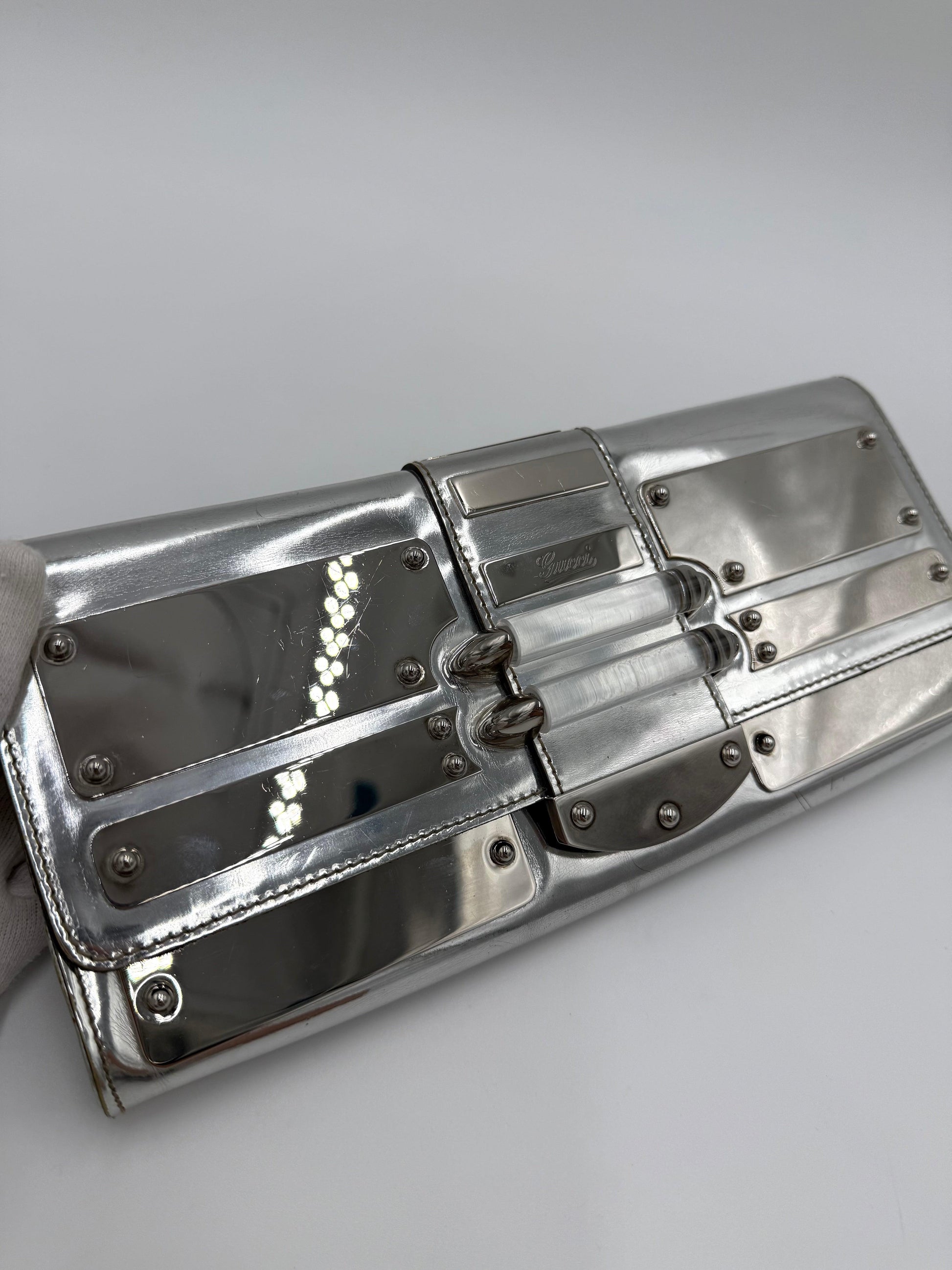 Gucci Clutch Vintage by Frida Giannini in Pelle Metallizzata e Plexiglass Argento - Pally Vintage Closet