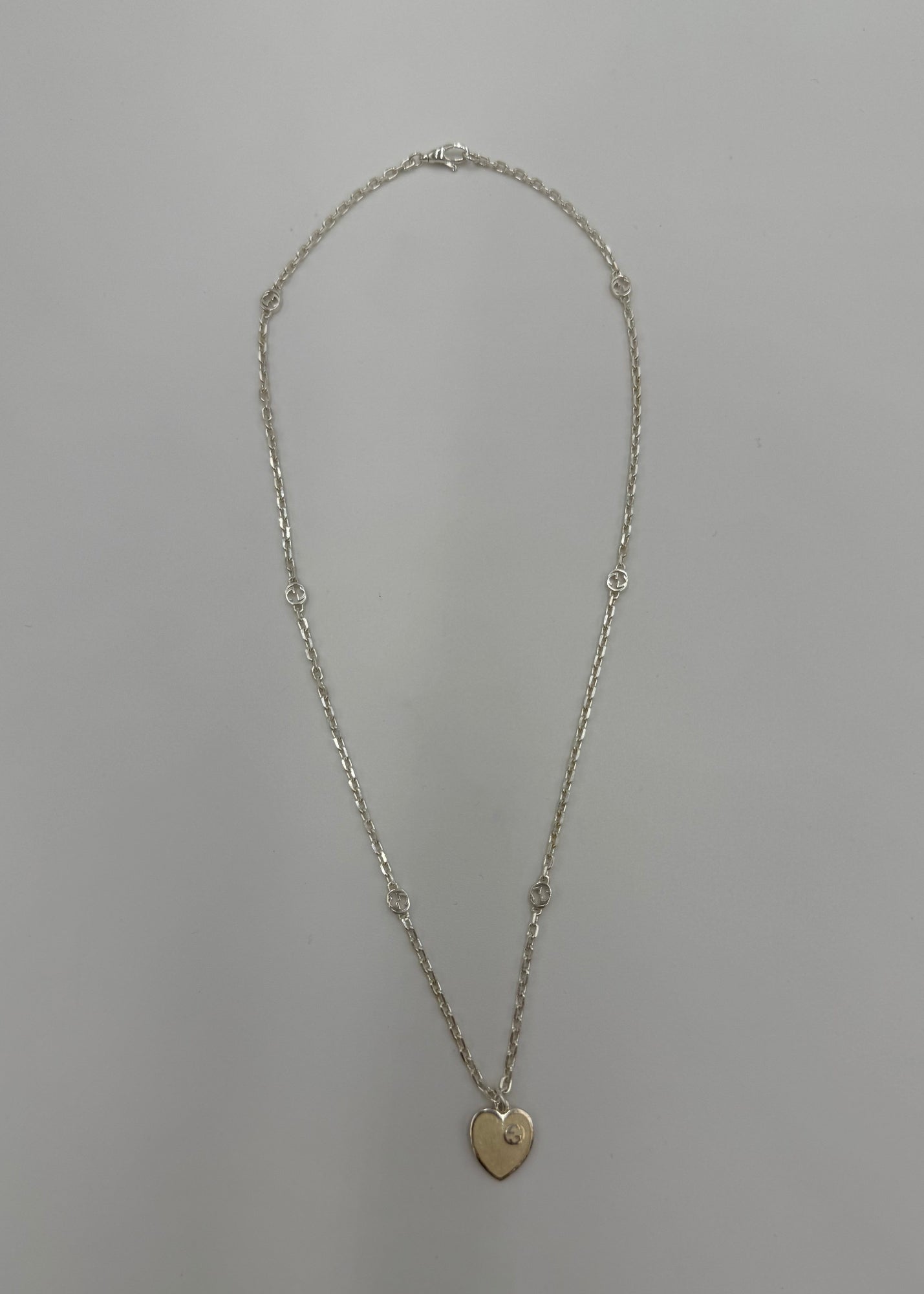 Gucci Collana Heart con Incrocio GG in Argento