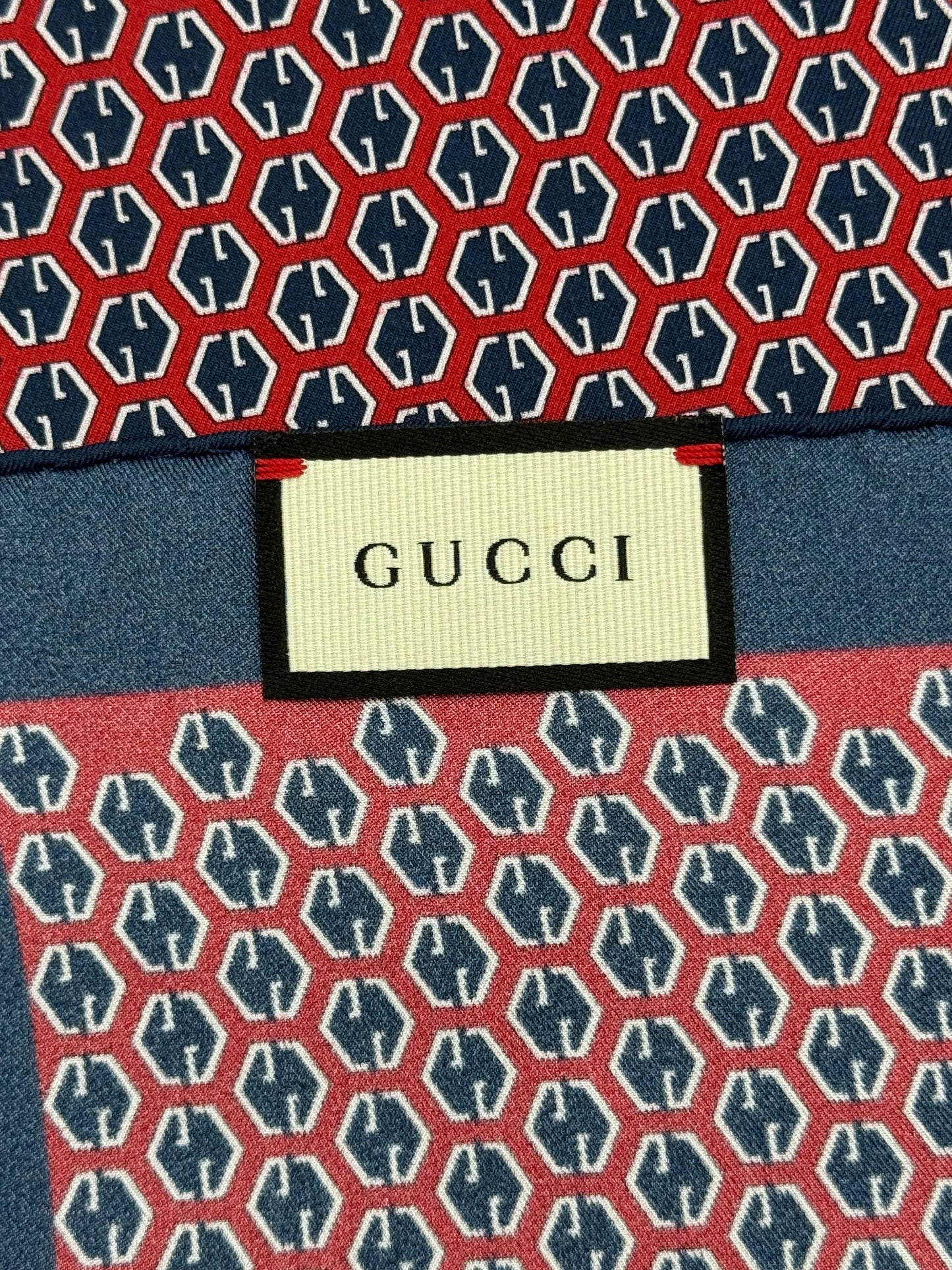 Gucci-Pochette-in-Seta-con-Pattern-Esagonale-GG-Rosso-e-Blu-70031198093636 - Pally Vintage Closet