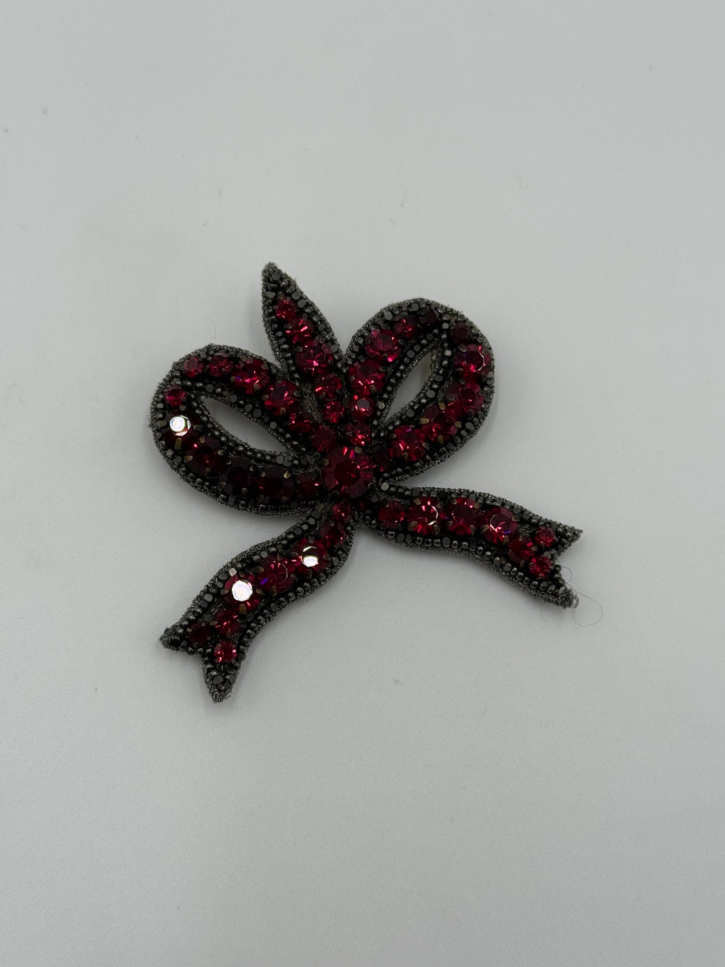 Gucci Spilla a Fiocco con Cristalli Fucsia - Pally Vintage Closet