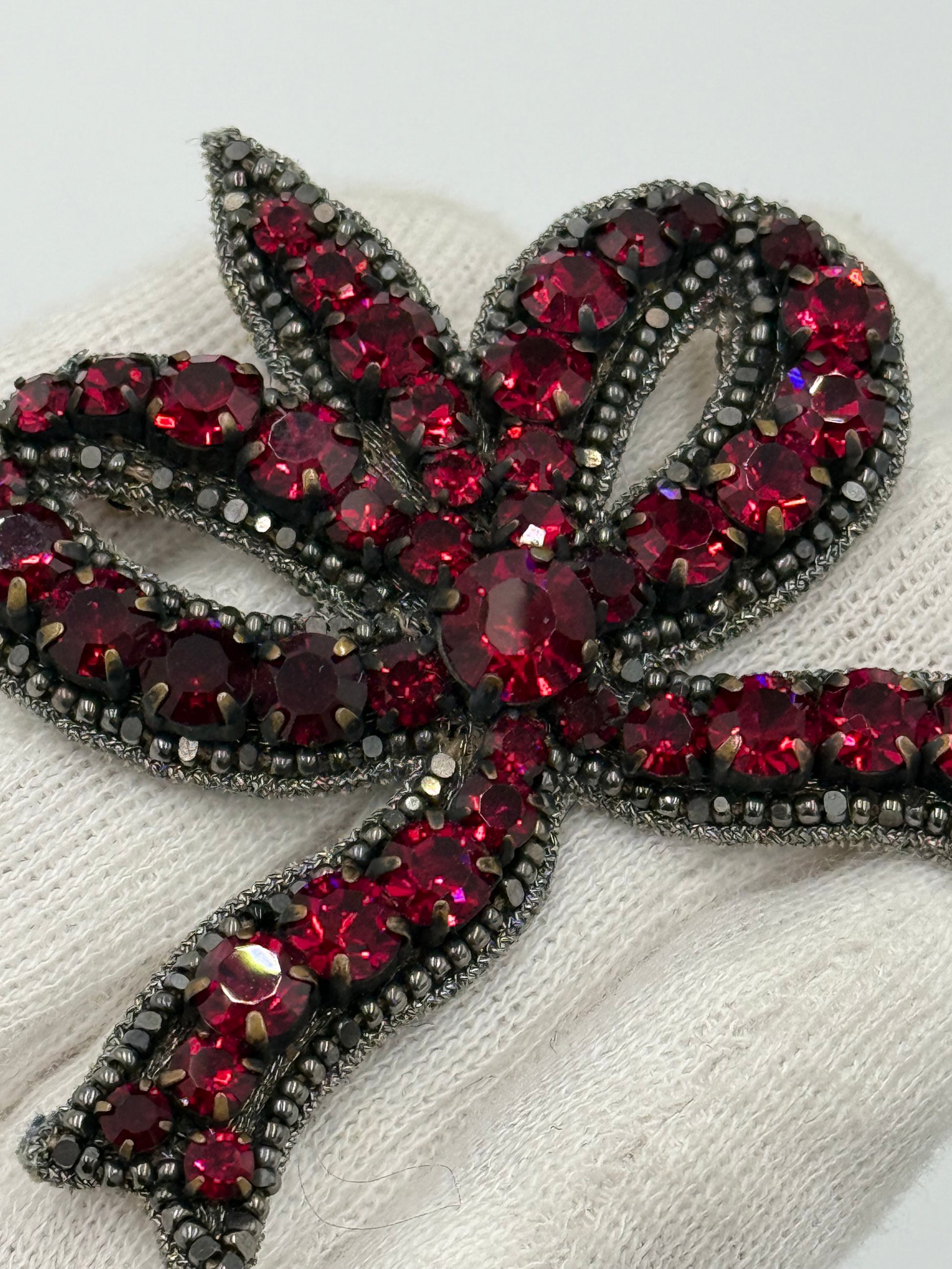 Gucci Spilla a Fiocco con Cristalli Fucsia - Pally Vintage Closet