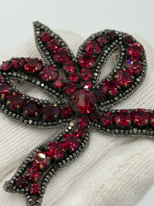 Gucci Spilla a Fiocco con Cristalli Fucsia - Pally Vintage Closet