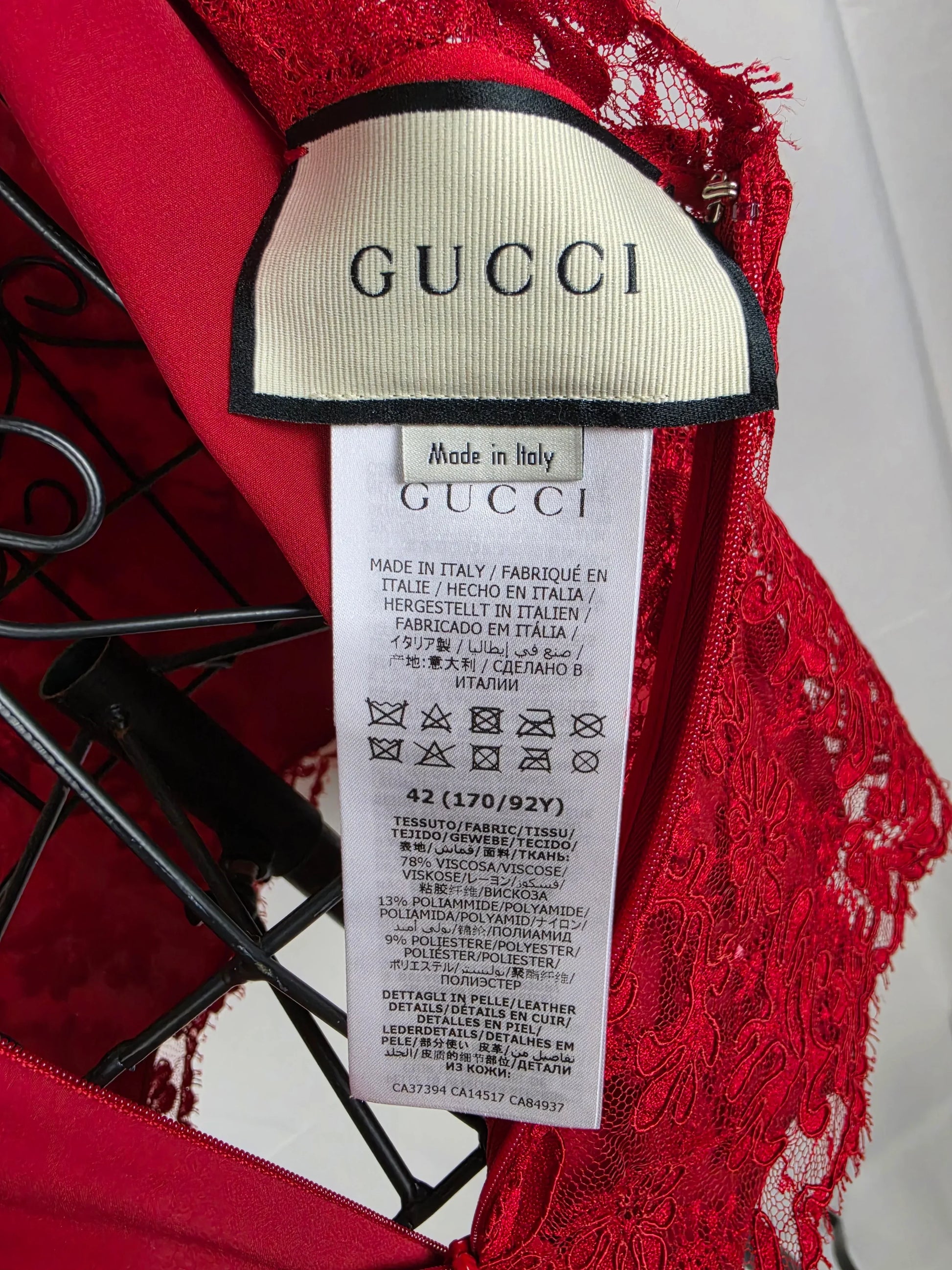 Gucci-Top-in-Pizzo-Floreale-con-Scollo-a-V-e-Cintura-Logo-G-Rosso-70134000025924 - Pally Vintage Closet