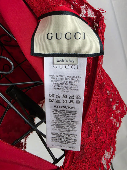Gucci-Top-in-Pizzo-Floreale-con-Scollo-a-V-e-Cintura-Logo-G-Rosso-70134000025924 - Pally Vintage Closet