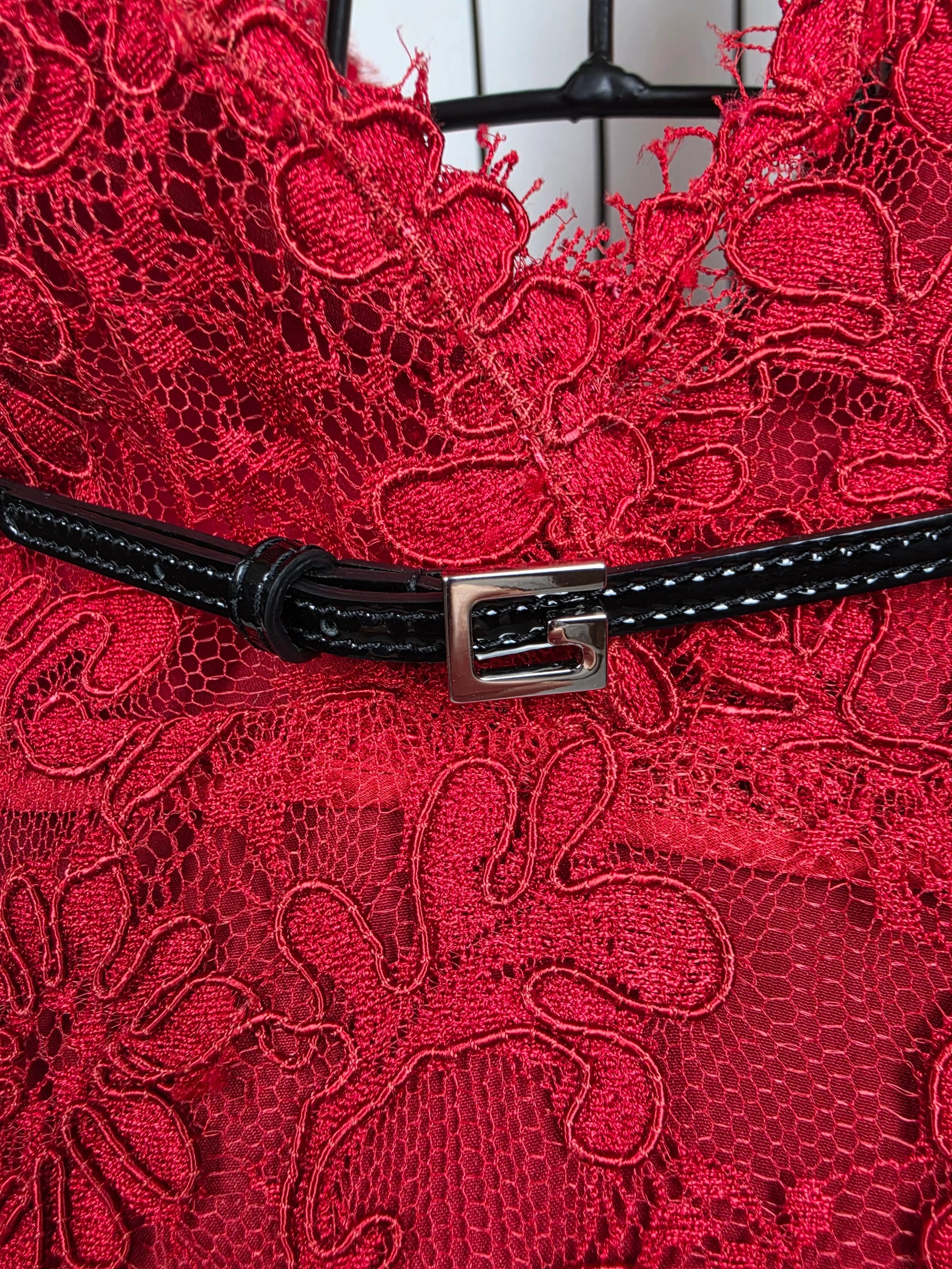 Gucci-Top-in-Pizzo-Floreale-con-Scollo-a-V-e-Cintura-Logo-G-Rosso-70134000124228 - Pally Vintage Closet