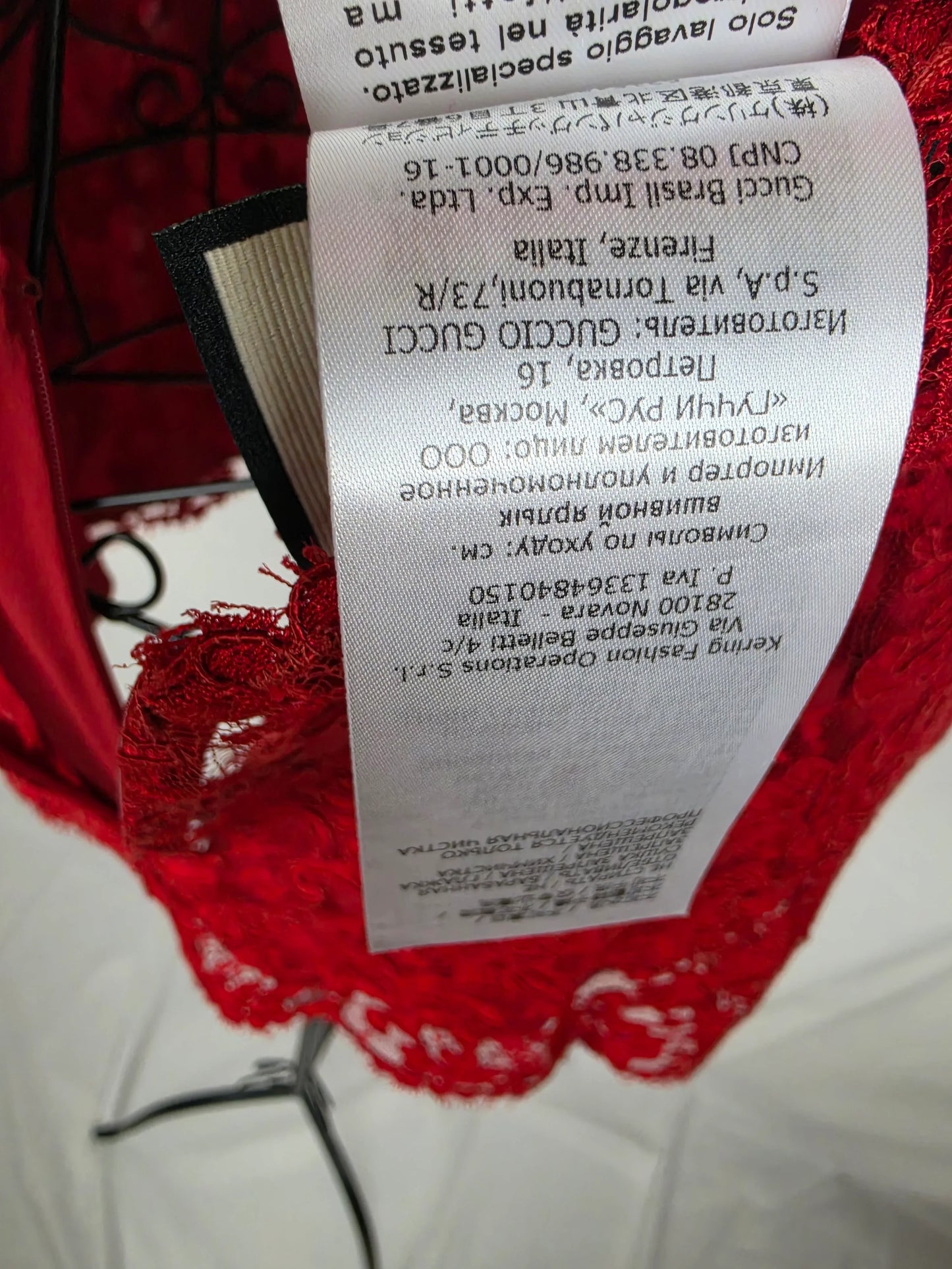 Gucci-Top-in-Pizzo-Floreale-con-Scollo-a-V-e-Cintura-Logo-G-Rosso-70134000156996 - Pally Vintage Closet