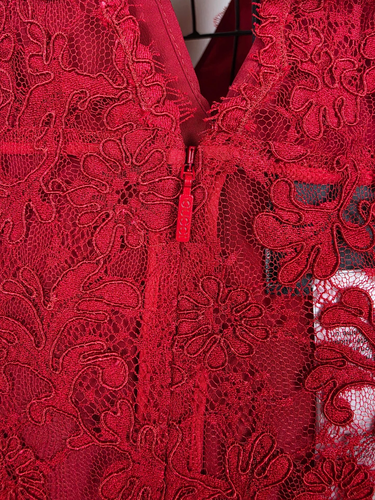Gucci-Top-in-Pizzo-Floreale-con-Scollo-a-V-e-Cintura-Logo-G-Rosso-70134000222532 - Pally Vintage Closet