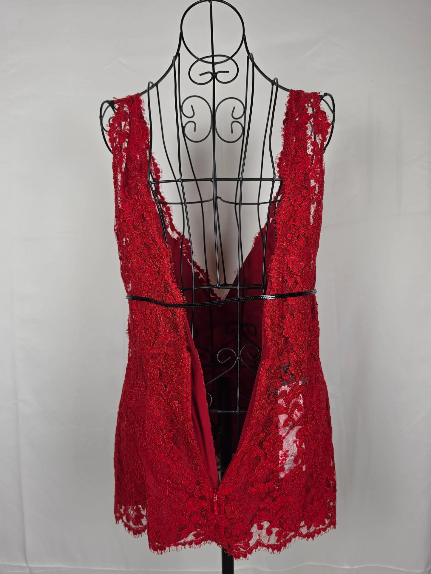 Gucci-Top-in-Pizzo-Floreale-con-Scollo-a-V-e-Cintura-Logo-G-Rosso-70134000255300 - Pally Vintage Closet