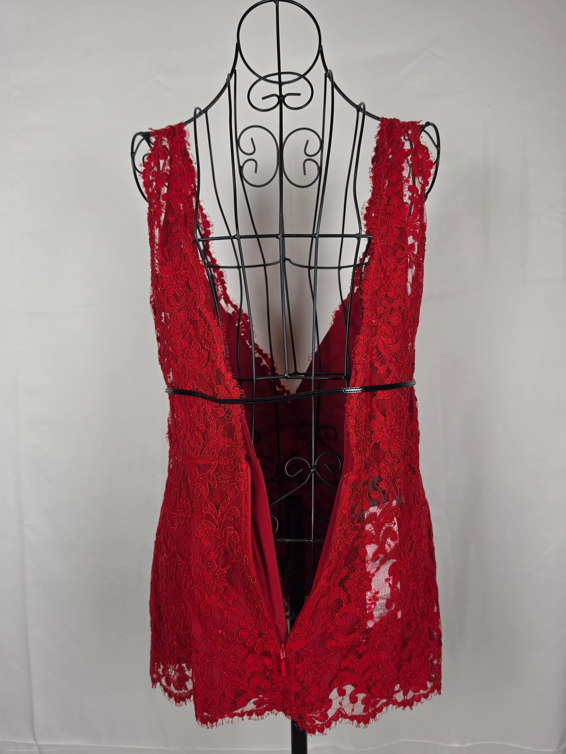 Gucci-Top-in-Pizzo-Floreale-con-Scollo-a-V-e-Cintura-Logo-G-Rosso-70134000255300 - Pally Vintage Closet