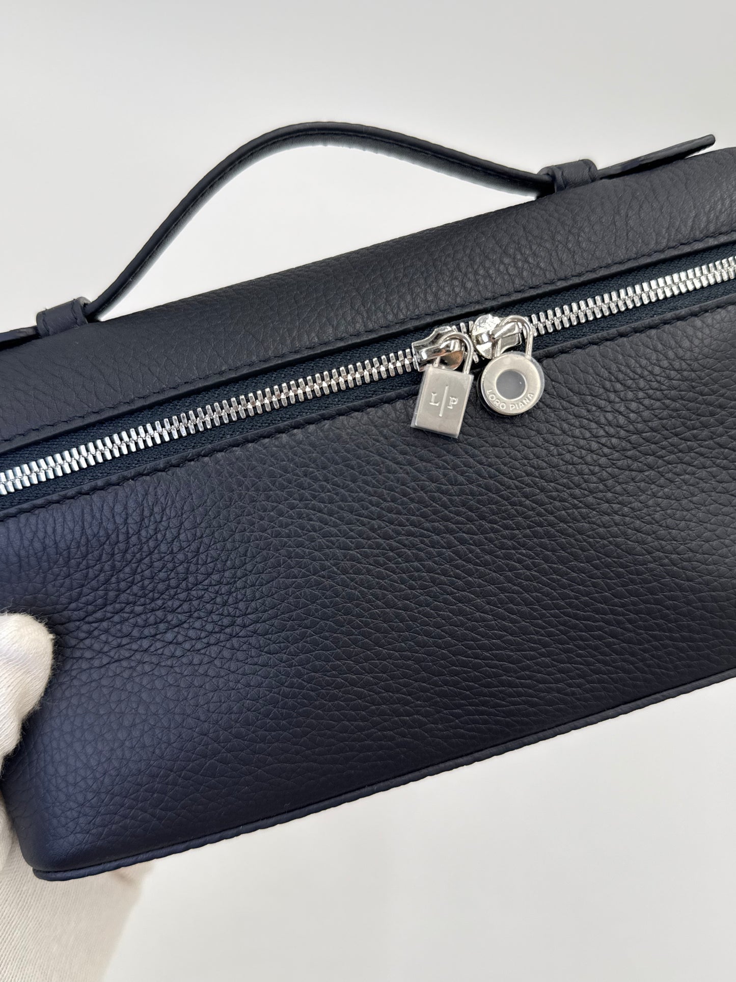 Loro Piana Borsa Extra Pocket L19 Pelle di Vitello Martellata Blu Navy - Pally Vintage Closet