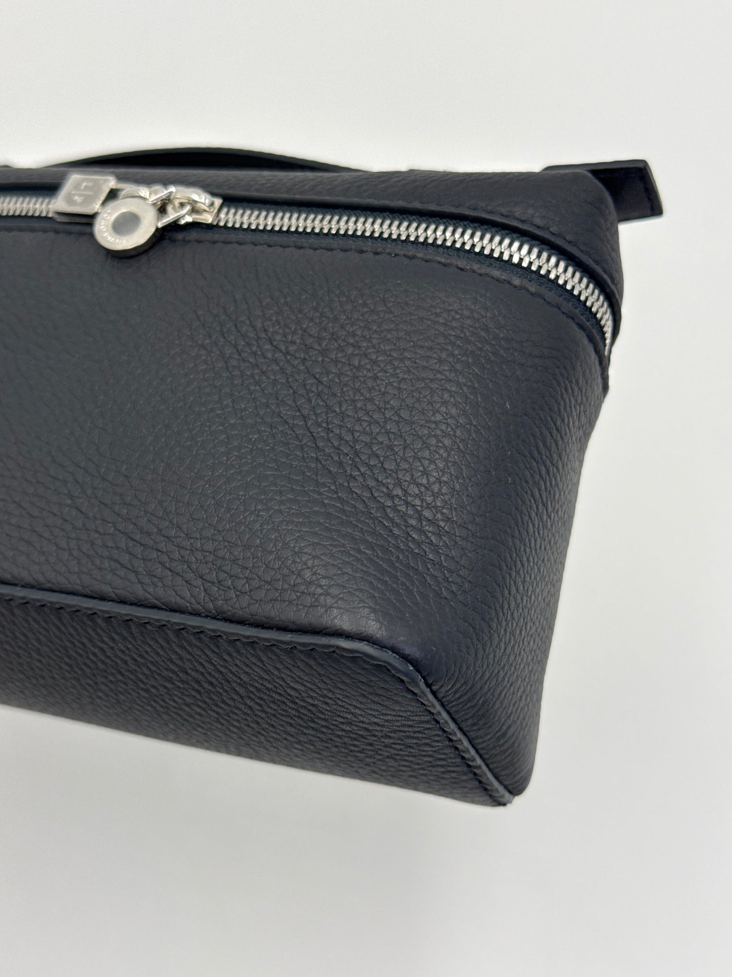 Loro Piana Borsa Extra Pocket L19 Pelle di Vitello Martellata Blu Navy - Pally Vintage Closet