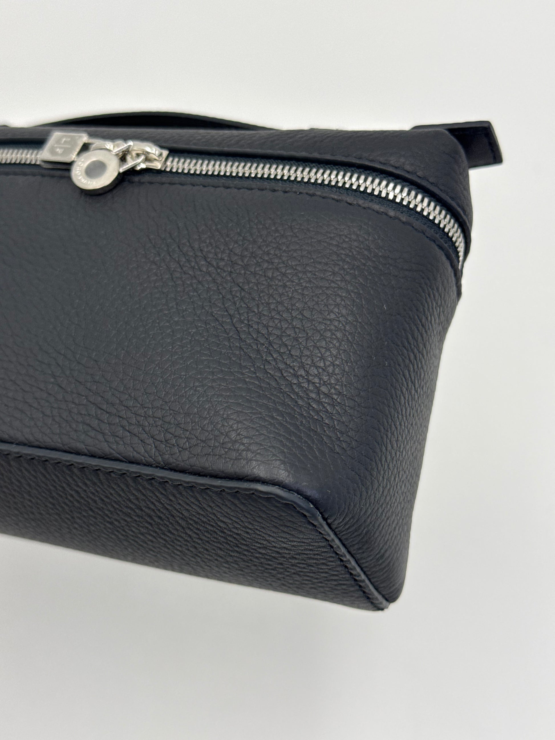 Loro Piana Borsa Extra Pocket L19 Pelle di Vitello Martellata Blu Navy - Pally Vintage Closet