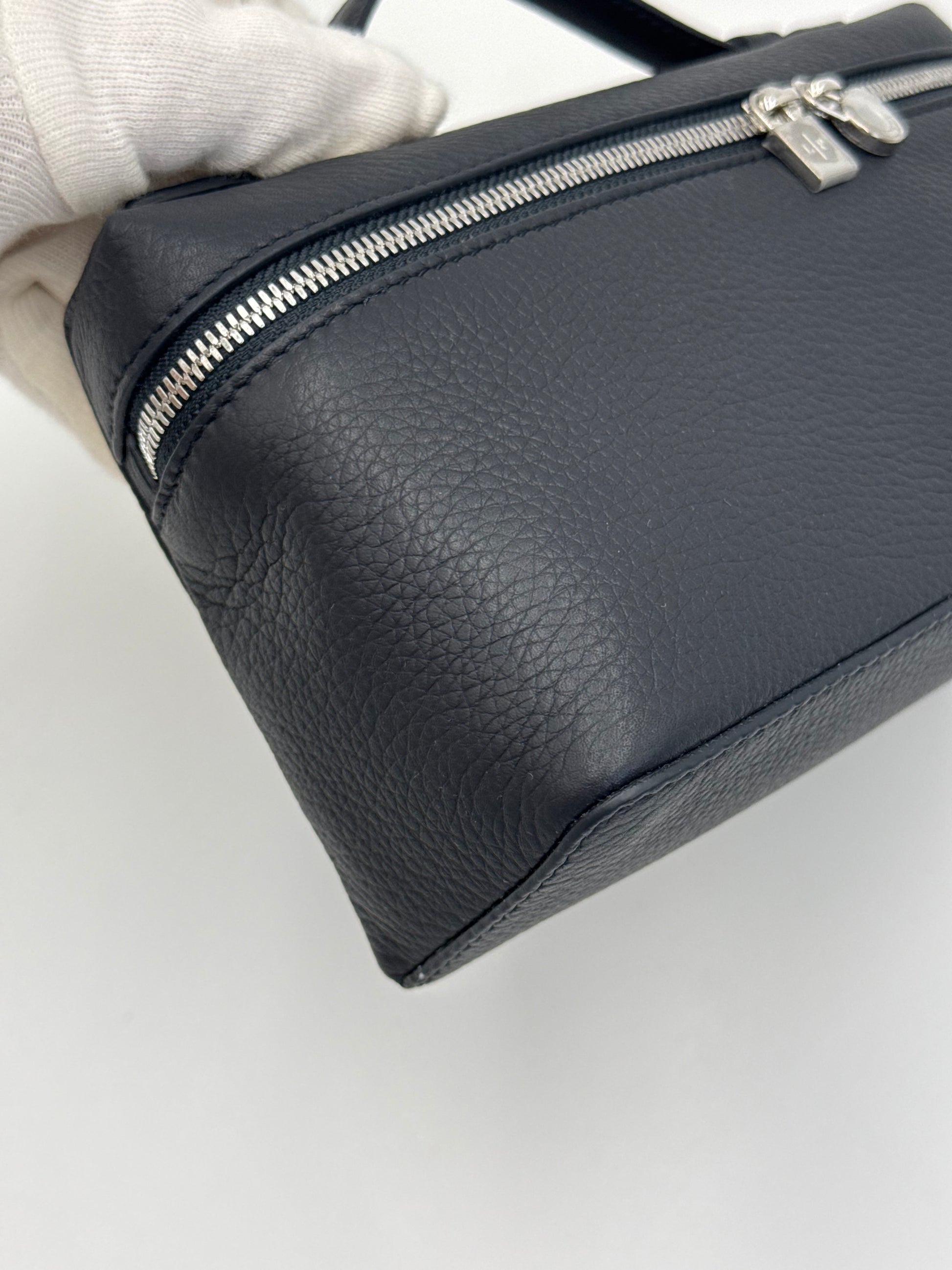 Loro Piana Borsa Extra Pocket L19 Pelle di Vitello Martellata Blu Navy - Pally Vintage Closet