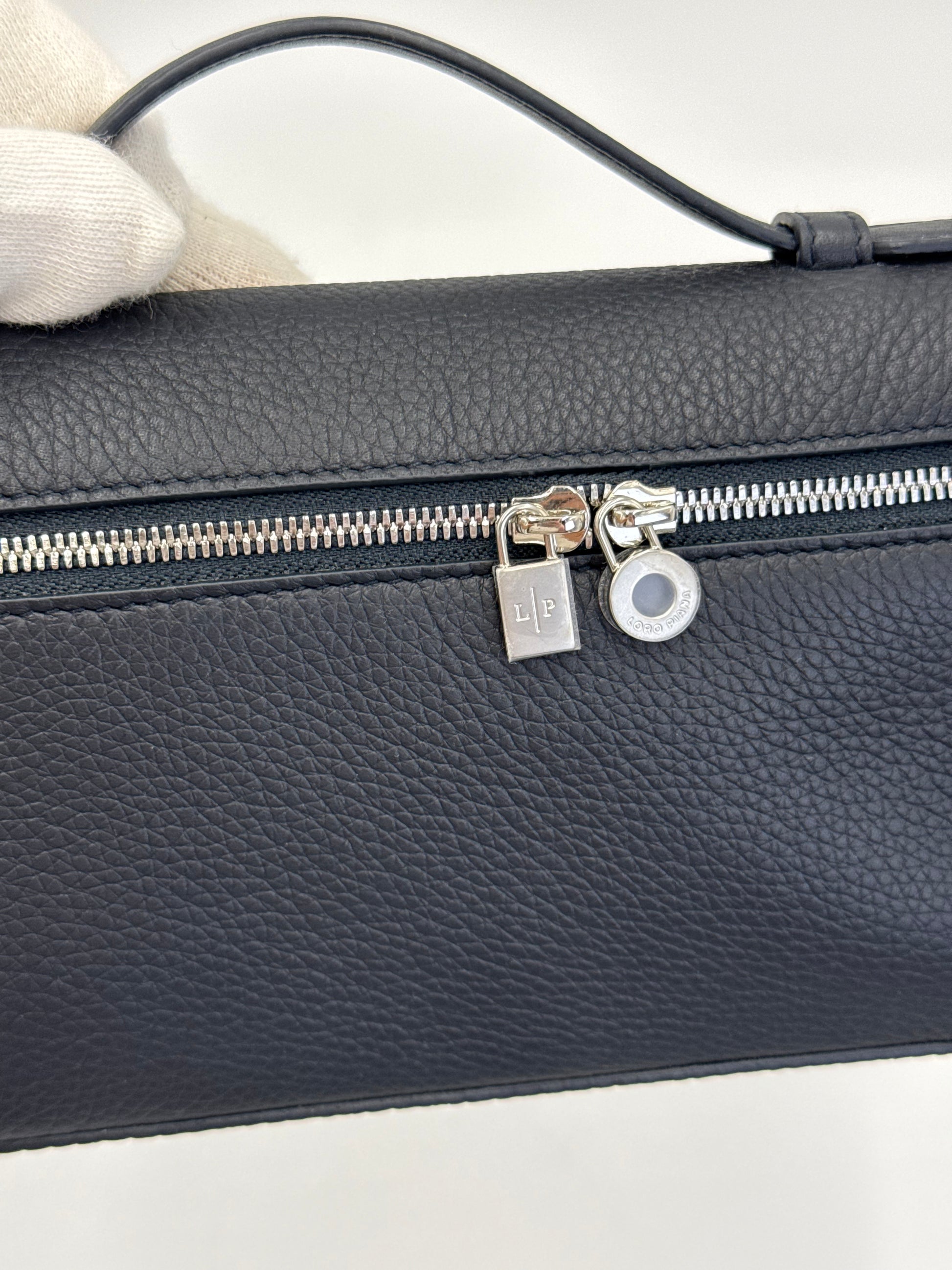Loro Piana Borsa Extra Pocket L19 Pelle di Vitello Martellata Blu Navy - Pally Vintage Closet