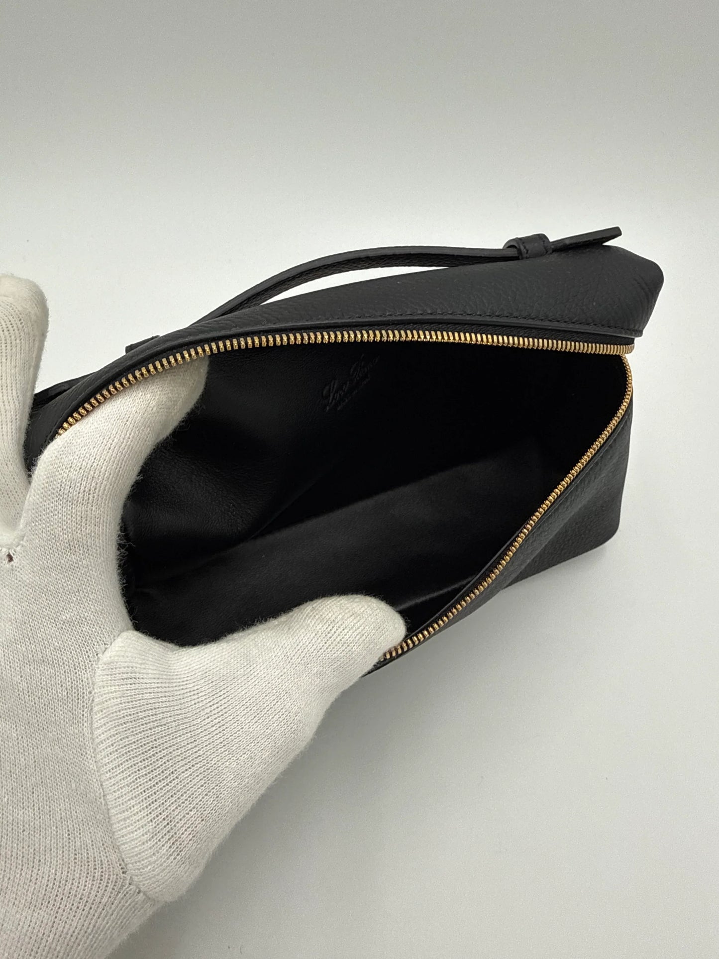 Loro-Piana-Borsa-Extra-Pocket-L19-Pelle-di-Vitello-Martellata-Nera-70314477781316 - Pally Vintage Closet