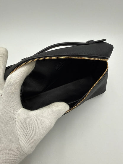 Loro-Piana-Borsa-Extra-Pocket-L19-Pelle-di-Vitello-Martellata-Nera-70314477781316 - Pally Vintage Closet