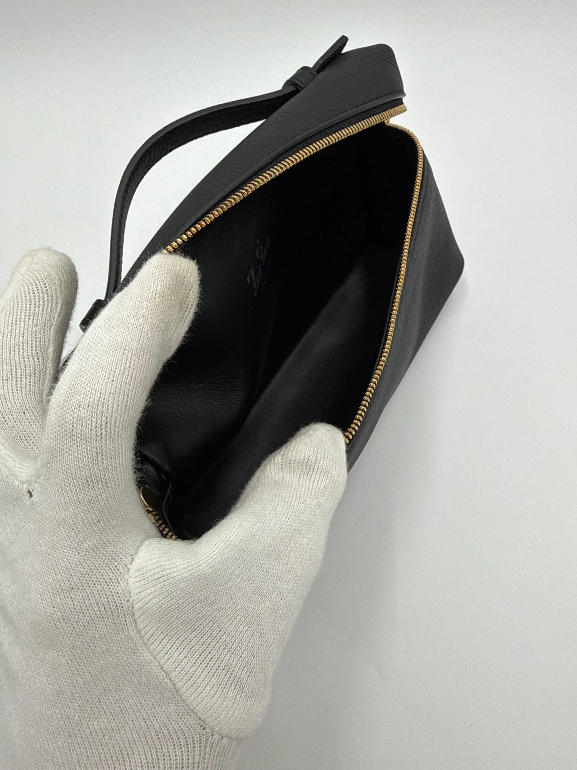 Loro-Piana-Borsa-Extra-Pocket-L19-Pelle-di-Vitello-Martellata-Nera-70314477846852 - Pally Vintage Closet