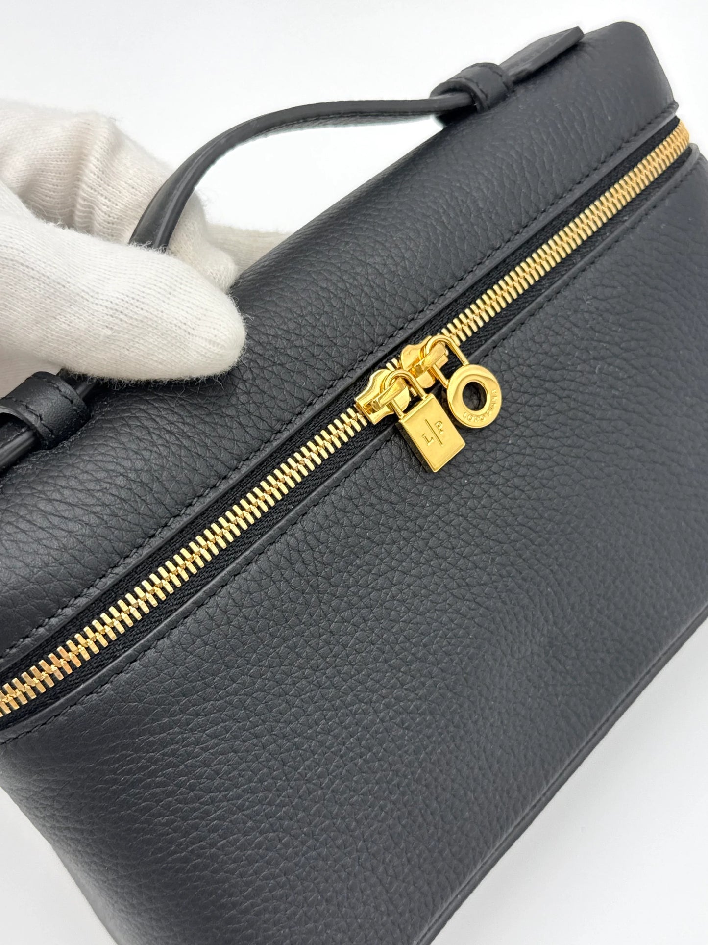 Loro-Piana-Borsa-Extra-Pocket-L19-Pelle-di-Vitello-Martellata-Nera-70314477912388 - Pally Vintage Closet