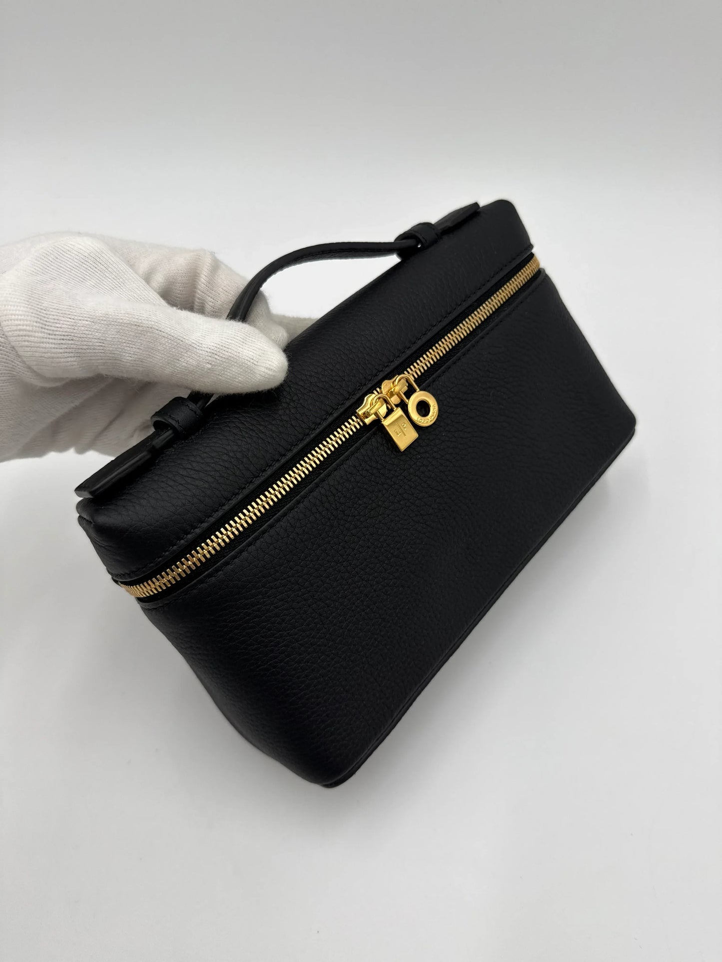 Loro-Piana-Borsa-Extra-Pocket-L19-Pelle-di-Vitello-Martellata-Nera-70314477945156 - Pally Vintage Closet