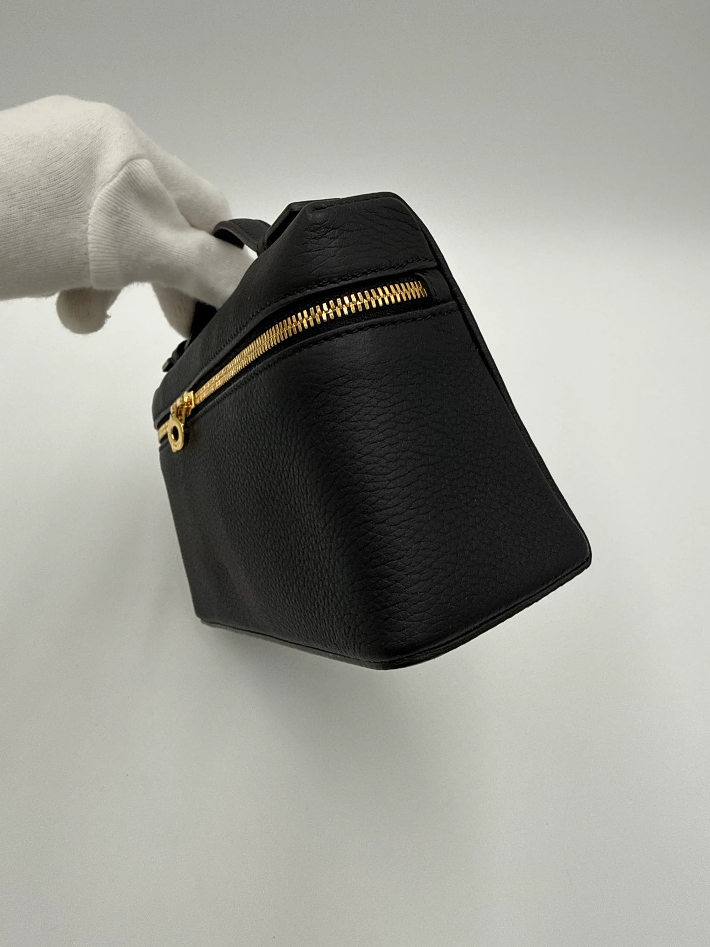 Loro-Piana-Borsa-Extra-Pocket-L19-Pelle-di-Vitello-Martellata-Nera-70314477977924 - Pally Vintage Closet