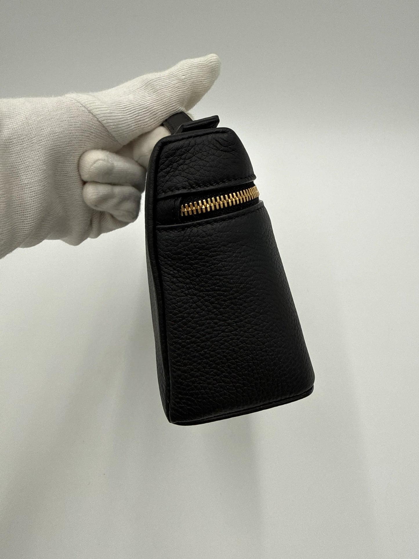 Loro-Piana-Borsa-Extra-Pocket-L19-Pelle-di-Vitello-Martellata-Nera-70314478010692 - Pally Vintage Closet