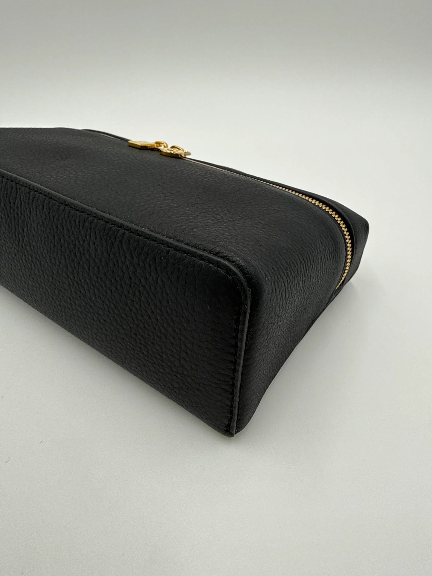 Loro-Piana-Borsa-Extra-Pocket-L19-Pelle-di-Vitello-Martellata-Nera-70314478043460 - Pally Vintage Closet