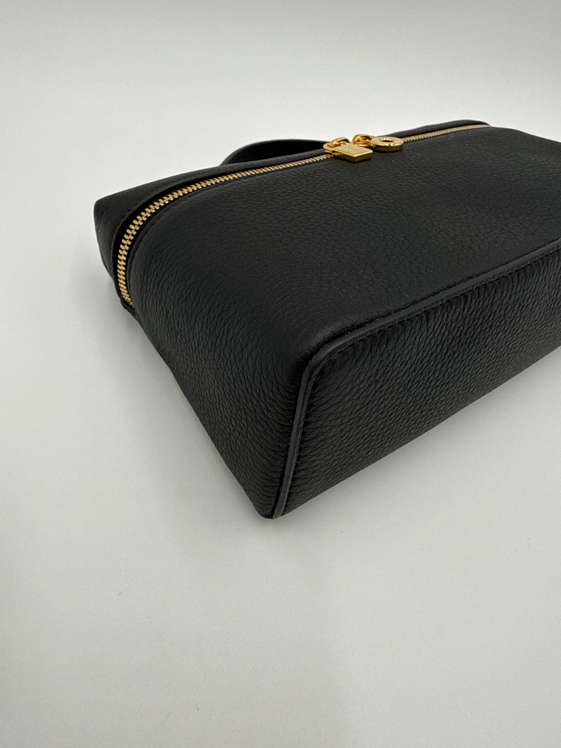 Loro-Piana-Borsa-Extra-Pocket-L19-Pelle-di-Vitello-Martellata-Nera-70314478076228 - Pally Vintage Closet