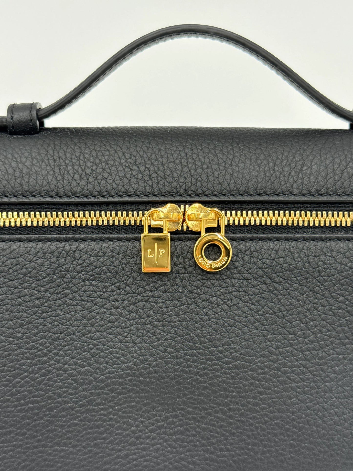 Loro-Piana-Borsa-Extra-Pocket-L19-Pelle-di-Vitello-Martellata-Nera-70314478141764 - Pally Vintage Closet