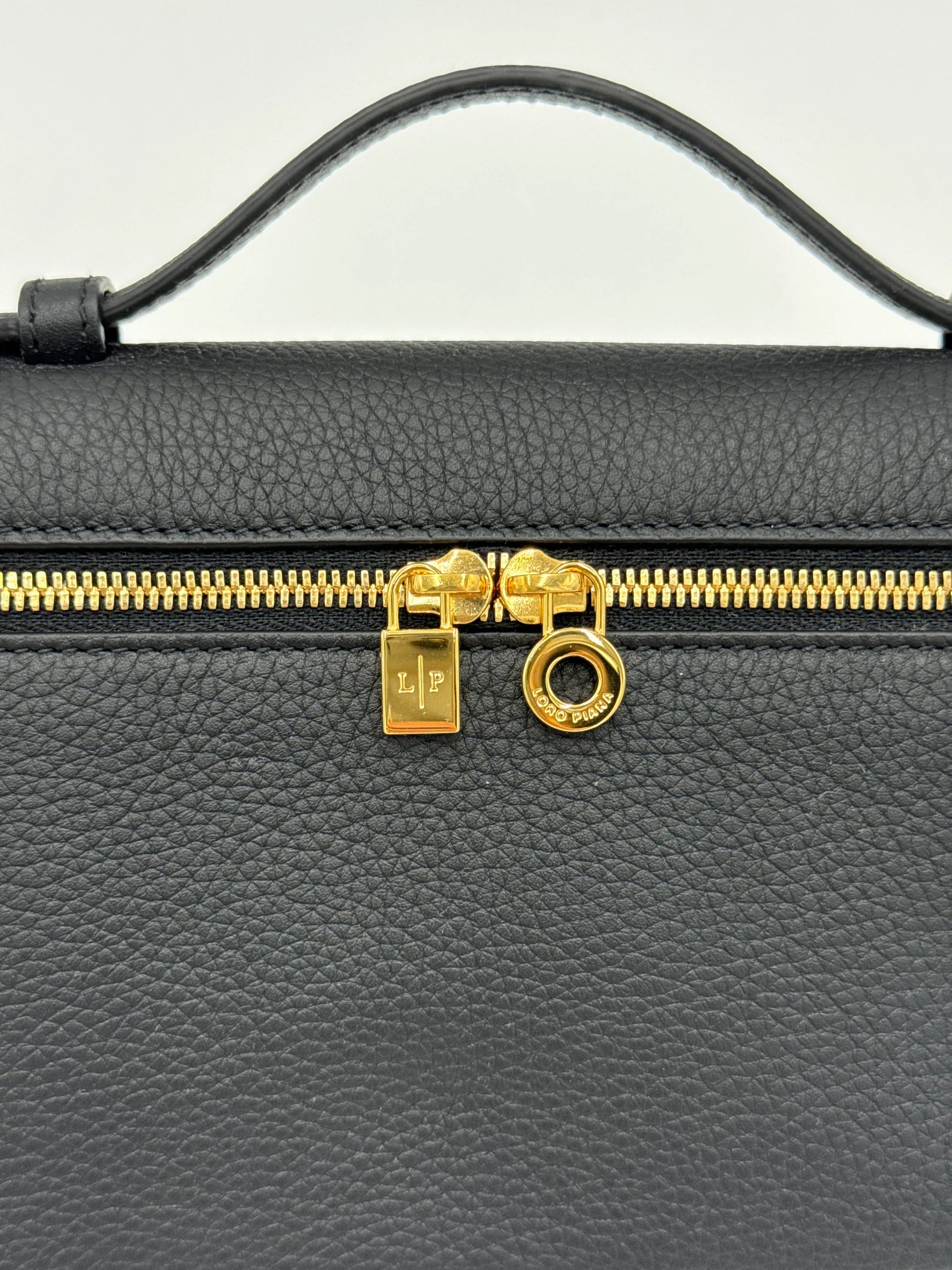 Loro-Piana-Borsa-Extra-Pocket-L19-Pelle-di-Vitello-Martellata-Nera-70314478141764 - Pally Vintage Closet