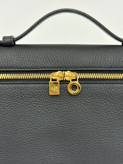 Loro-Piana-Borsa-Extra-Pocket-L19-Pelle-di-Vitello-Martellata-Nera-70314478141764 - Pally Vintage Closet