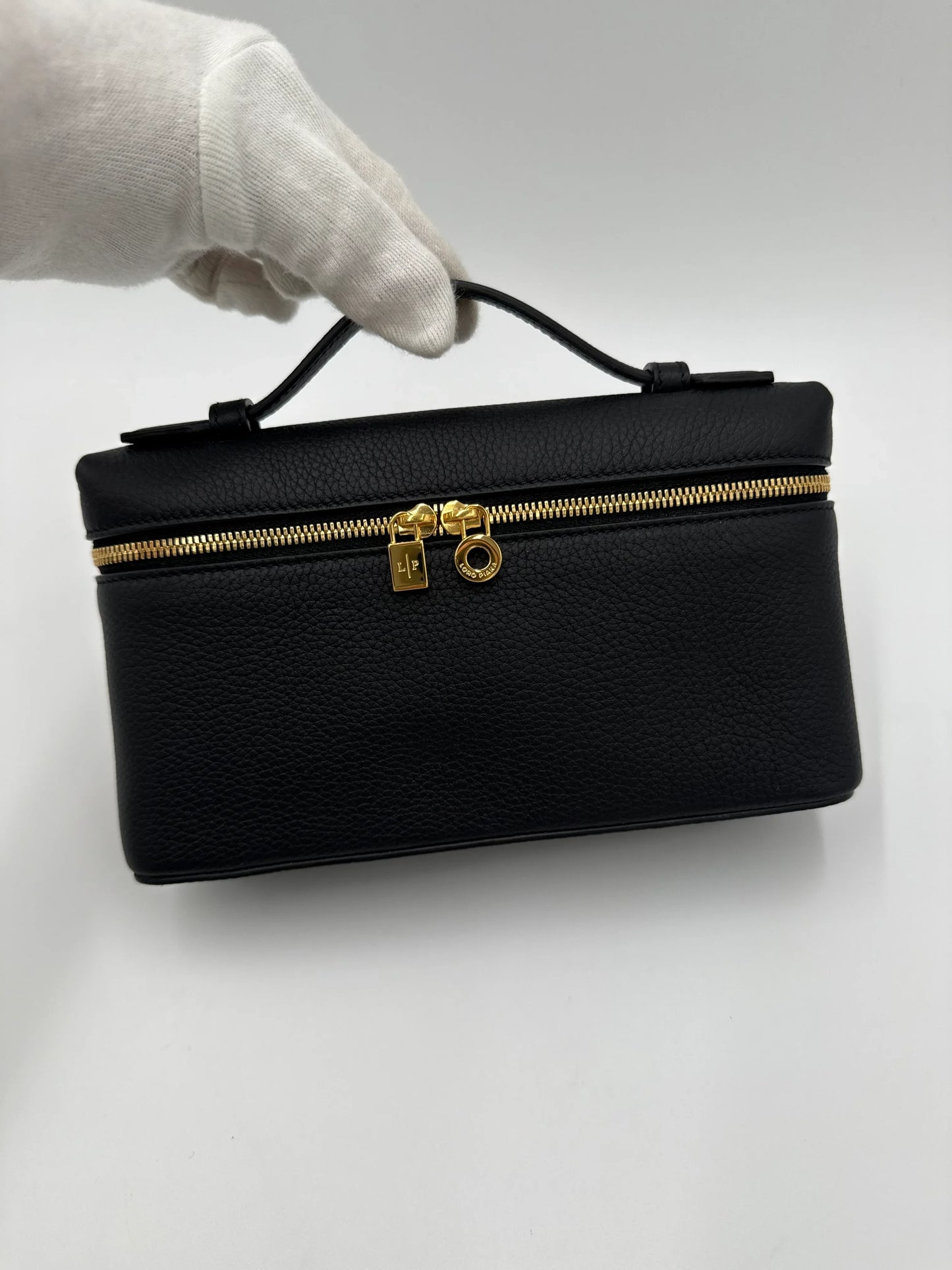 Loro-Piana-Borsa-Extra-Pocket-L19-Pelle-di-Vitello-Martellata-Nera-70314478174532 - Pally Vintage Closet