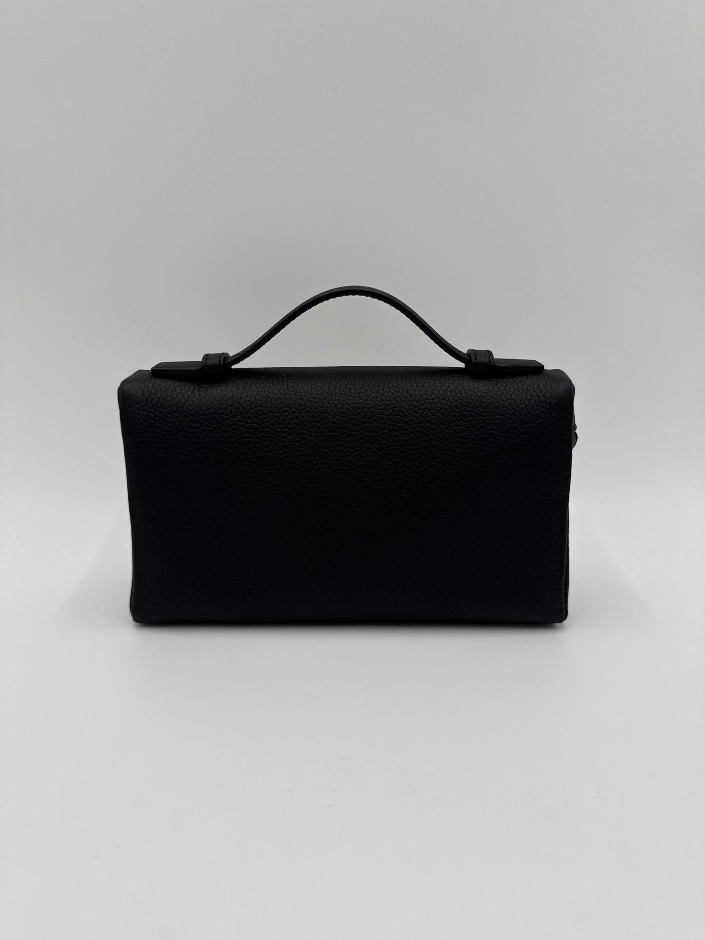 Loro-Piana-Borsa-Extra-Pocket-L19-Pelle-di-Vitello-Martellata-Nera-70314478207300 - Pally Vintage Closet