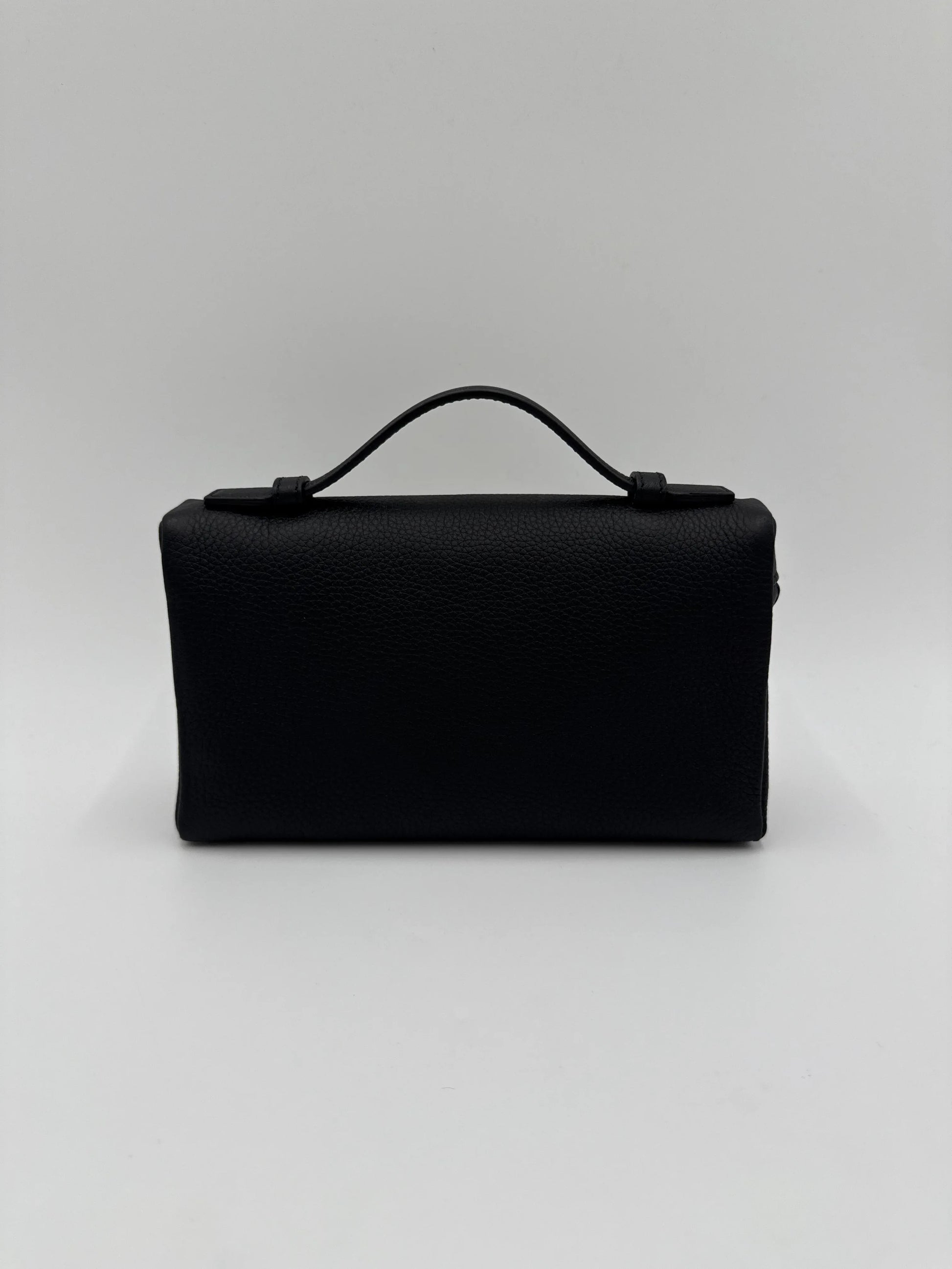 Loro-Piana-Borsa-Extra-Pocket-L19-Pelle-di-Vitello-Martellata-Nera-70314478207300 - Pally Vintage Closet