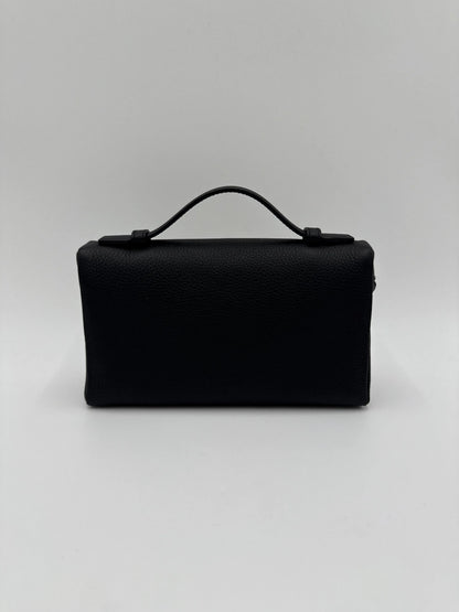 Loro-Piana-Borsa-Extra-Pocket-L19-Pelle-di-Vitello-Martellata-Nera-70314478207300 - Pally Vintage Closet