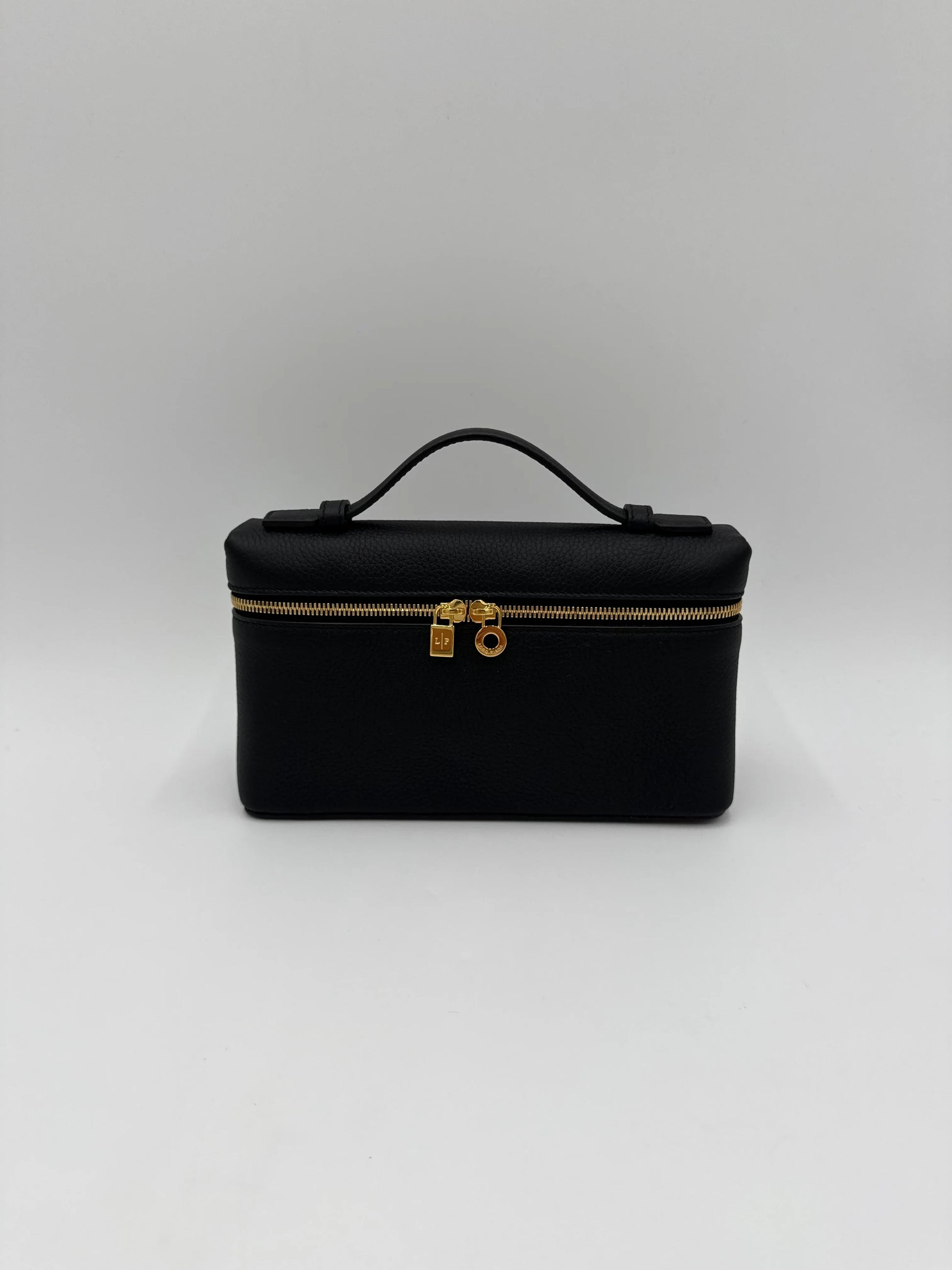 Loro-Piana-Borsa-Extra-Pocket-L19-Pelle-di-Vitello-Martellata-Nera-70314478272836 - Pally Vintage Closet