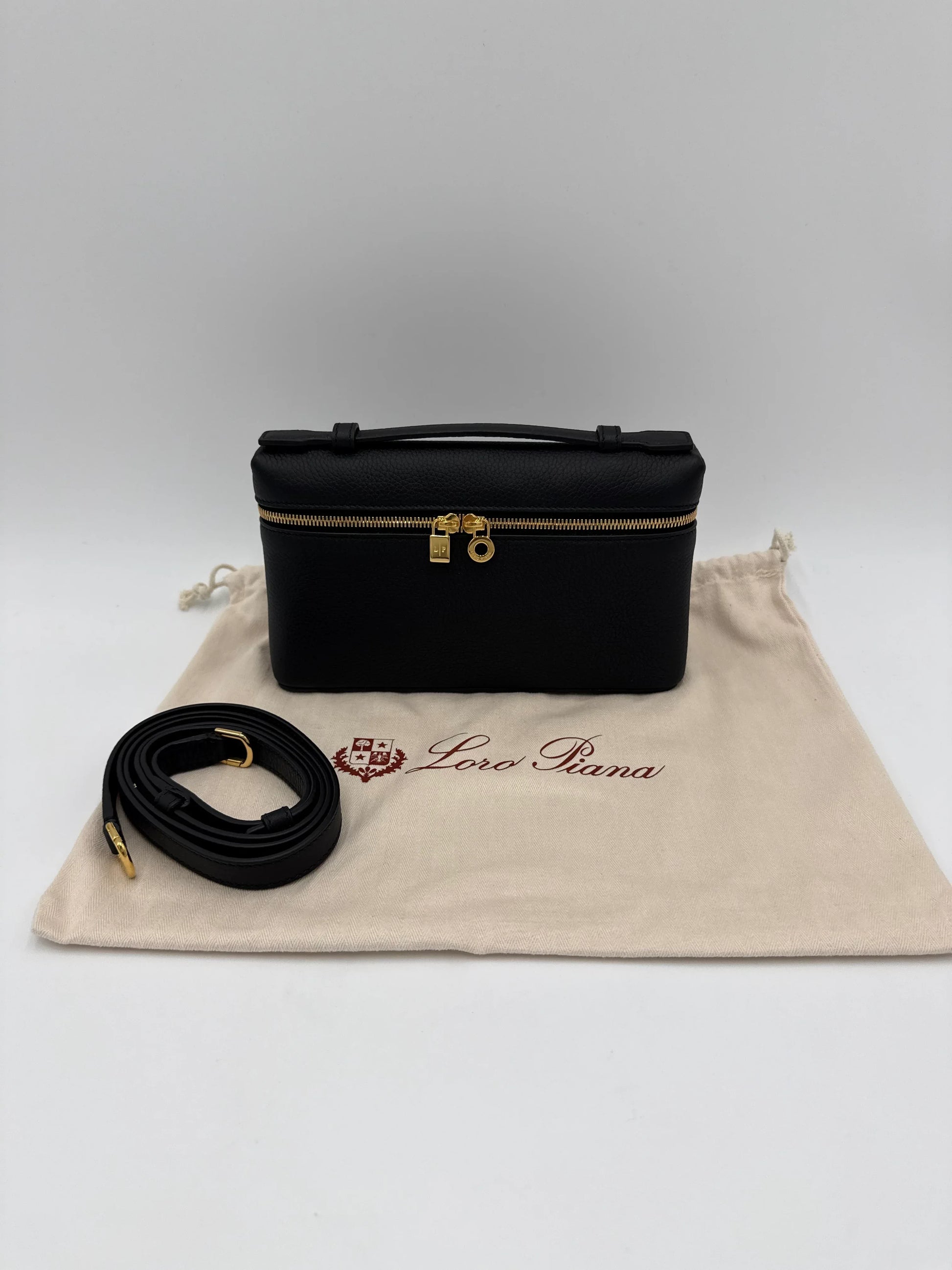 Loro-Piana-Borsa-Extra-Pocket-L19-Pelle-di-Vitello-Martellata-Nera-70314478305604 - Pally Vintage Closet