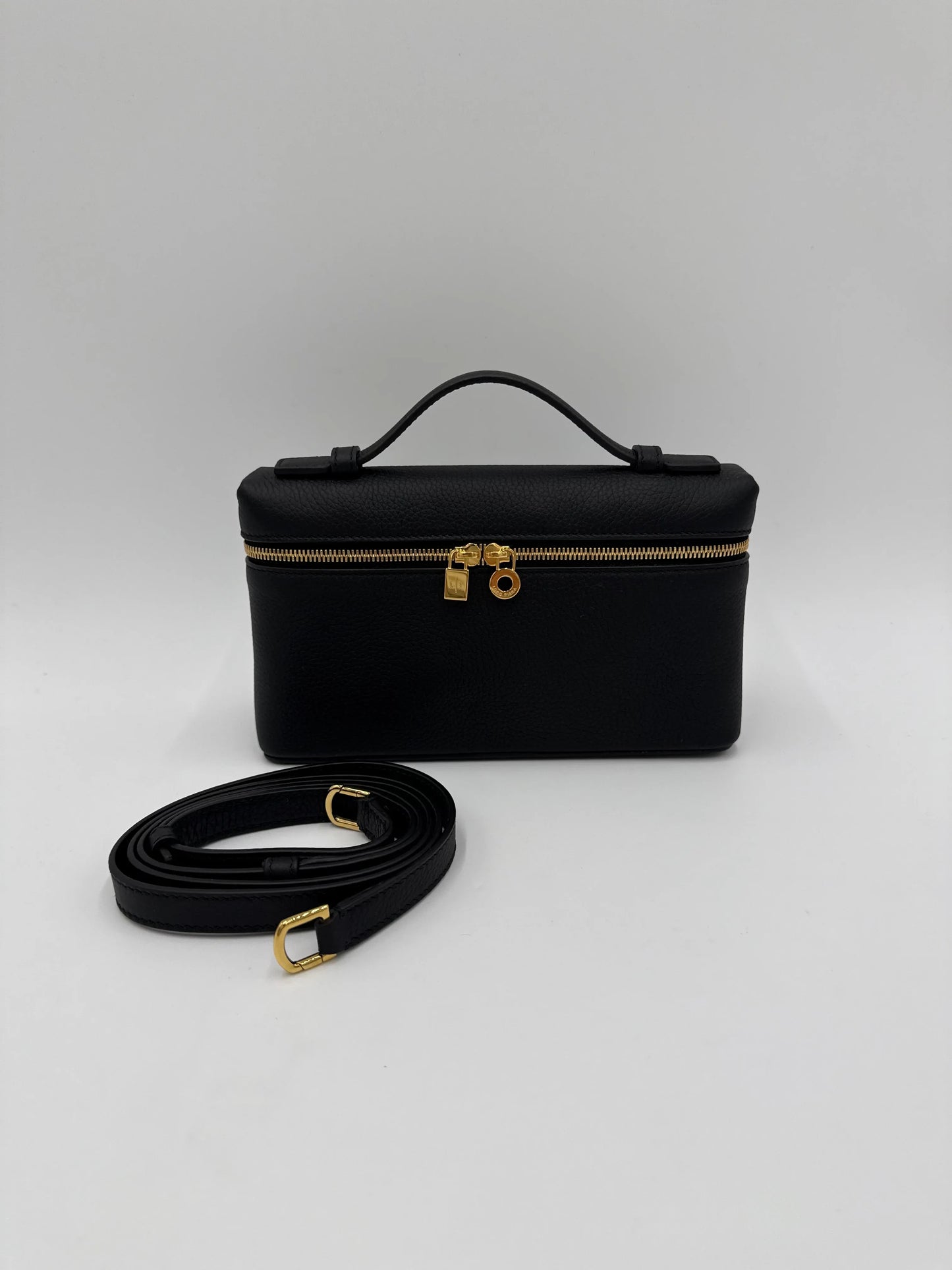 Loro-Piana-Borsa-Extra-Pocket-L19-Pelle-di-Vitello-Martellata-Nera-70314478338372 - Pally Vintage Closet