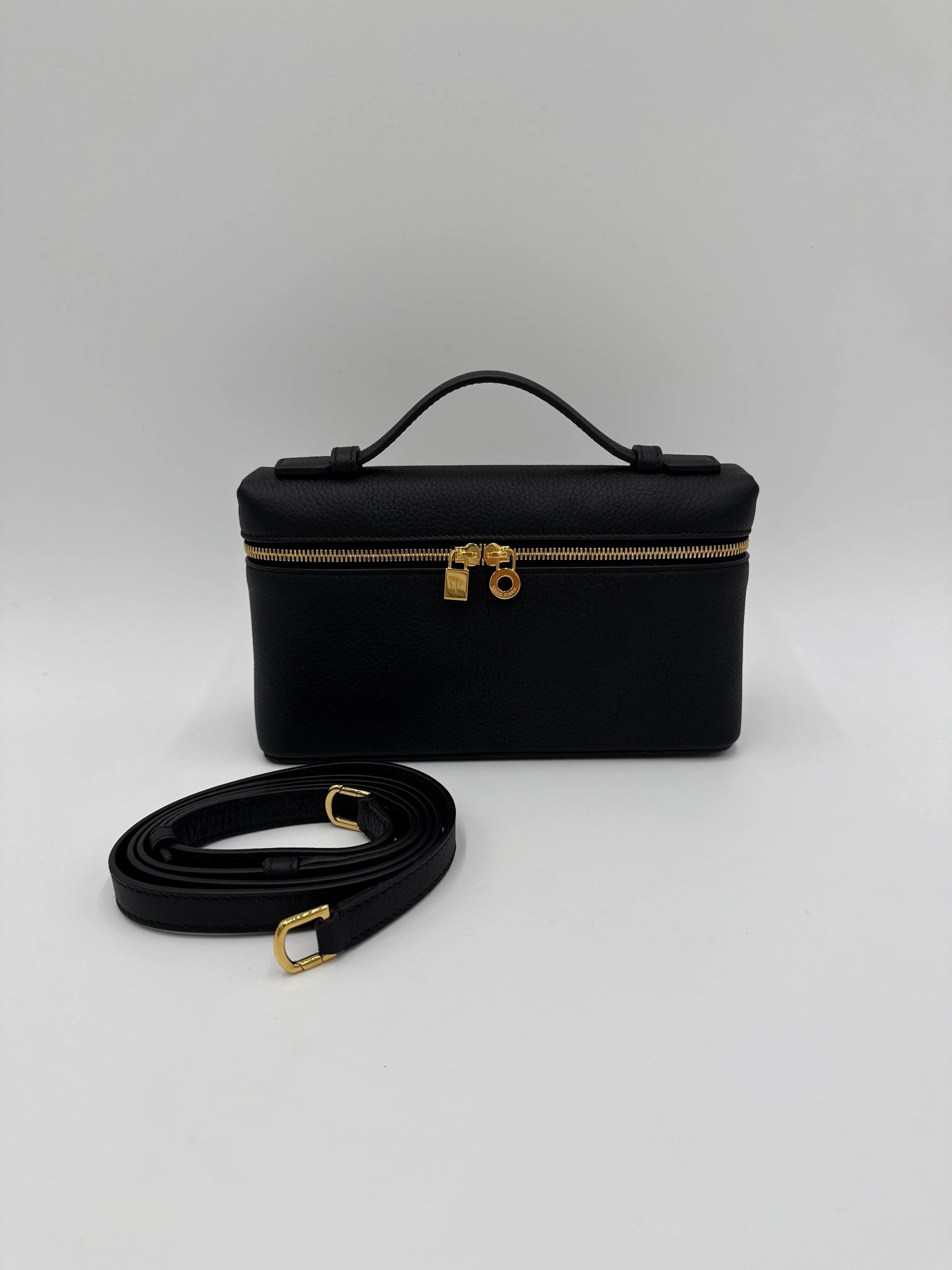 Loro-Piana-Borsa-Extra-Pocket-L19-Pelle-di-Vitello-Martellata-Nera-70314478338372 - Pally Vintage Closet