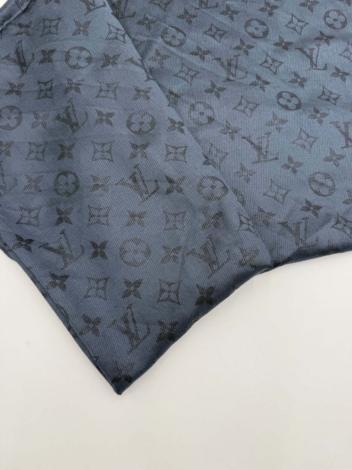 Louis Vuitton Sciarpa Shawl Monogram in Lana Blu Navy - Pally Vintage Closet
