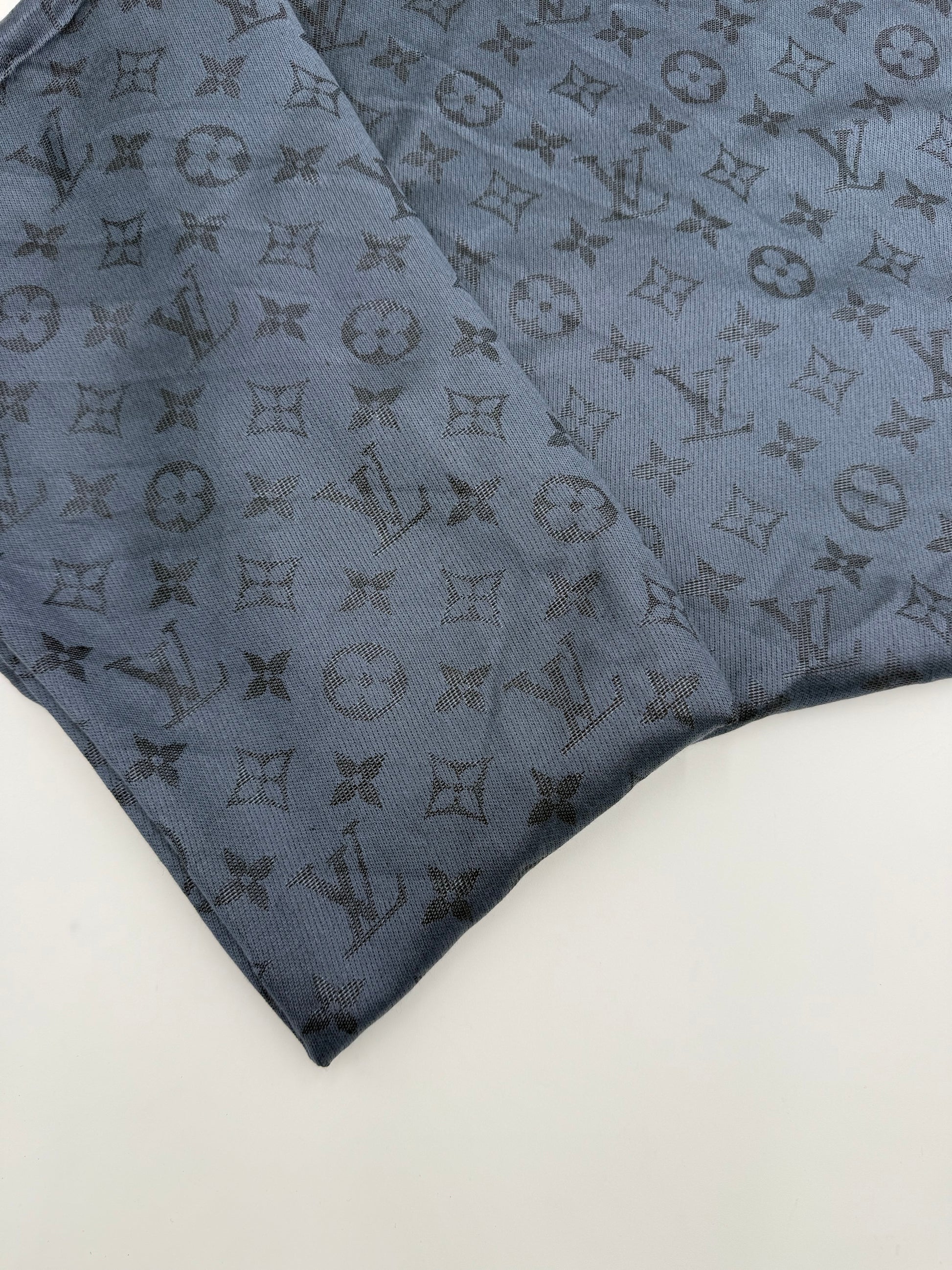 Louis Vuitton Sciarpa Shawl Monogram in Lana Blu Navy - Pally Vintage Closet