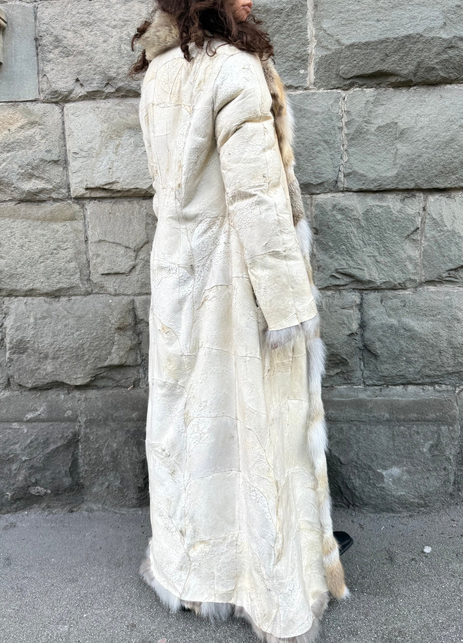 Milona Cappotto Pelliccia Reversibile in Vero Coyote e Pelle Beige e Bianco - Pally Vintage Closet