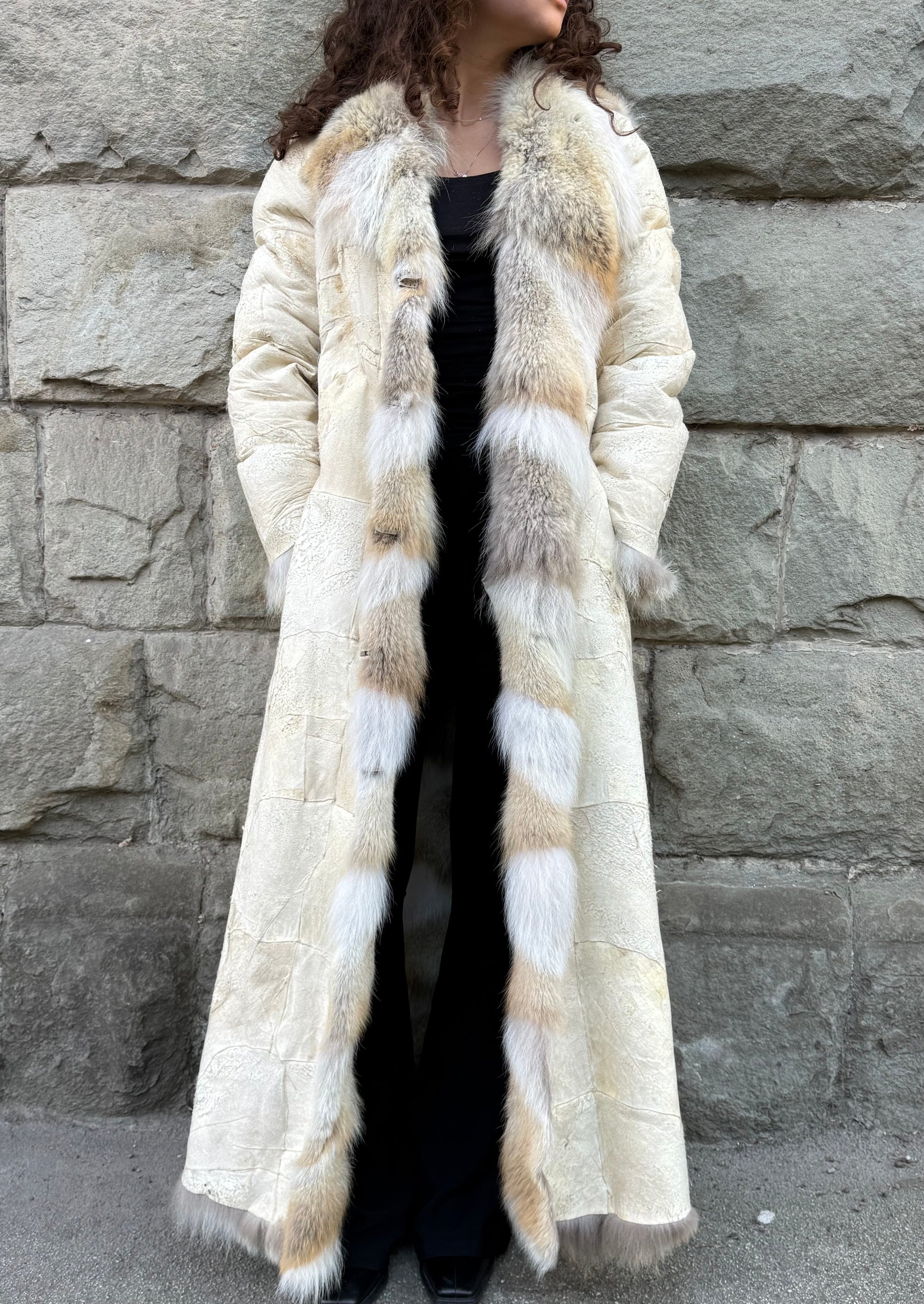 Milona Cappotto Pelliccia Reversibile in Vero Coyote e Pelle Beige e Bianco - Pally Vintage Closet