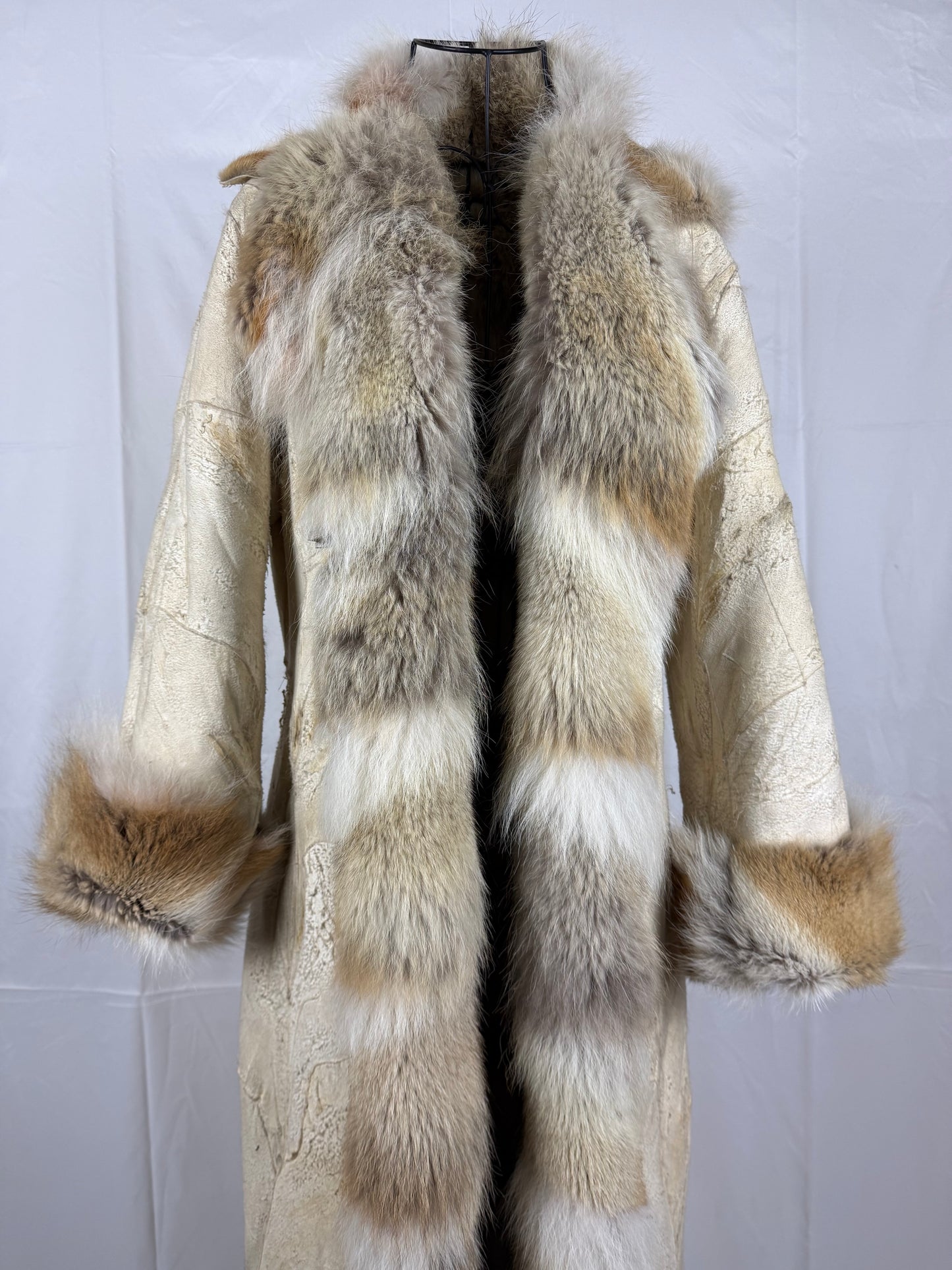 Milona Cappotto Pelliccia Reversibile in Vero Coyote e Pelle Beige e Bianco - Pally Vintage Closet