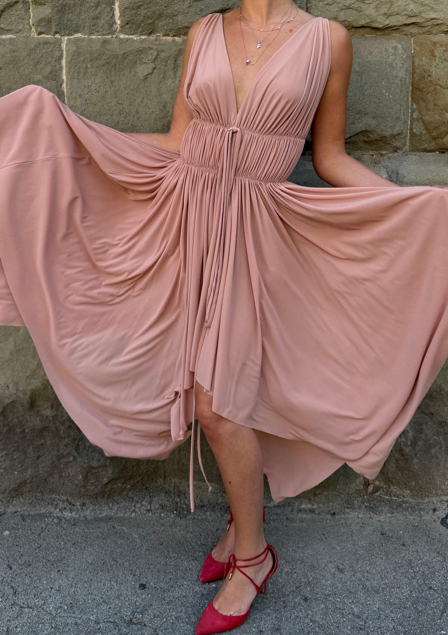 Norma Kamali Abito Midi Asimmetrico con Scollo Profondo Rosa Cipria - Pally Vintage Closet