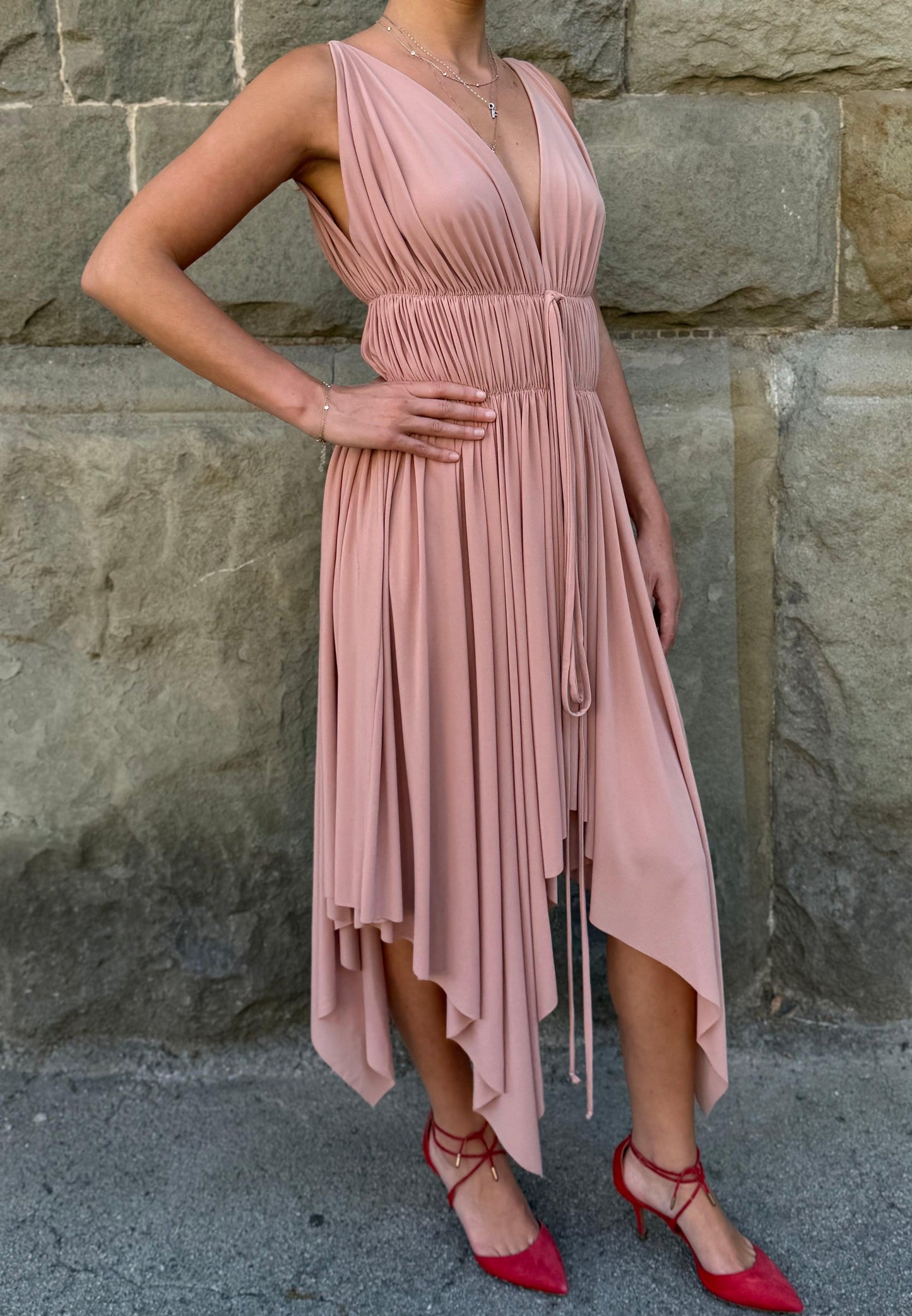 Norma Kamali Abito Midi Asimmetrico con Scollo Profondo Rosa Cipria - Pally Vintage Closet