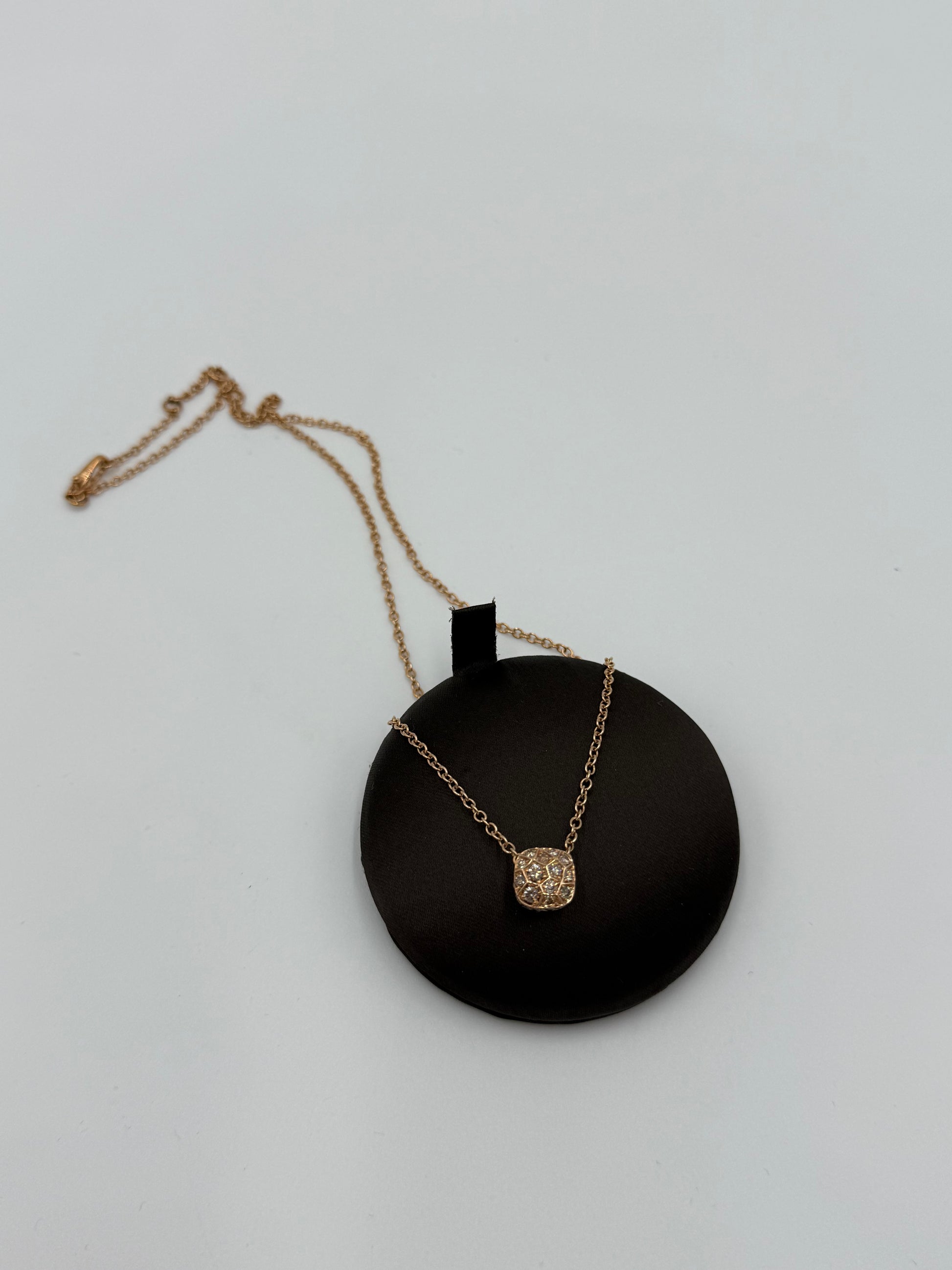 Pomellato Collana con Ciondolo Nudo Petit in Oro Rosa e Pavé di Diamanti - Pally Vintage Closet