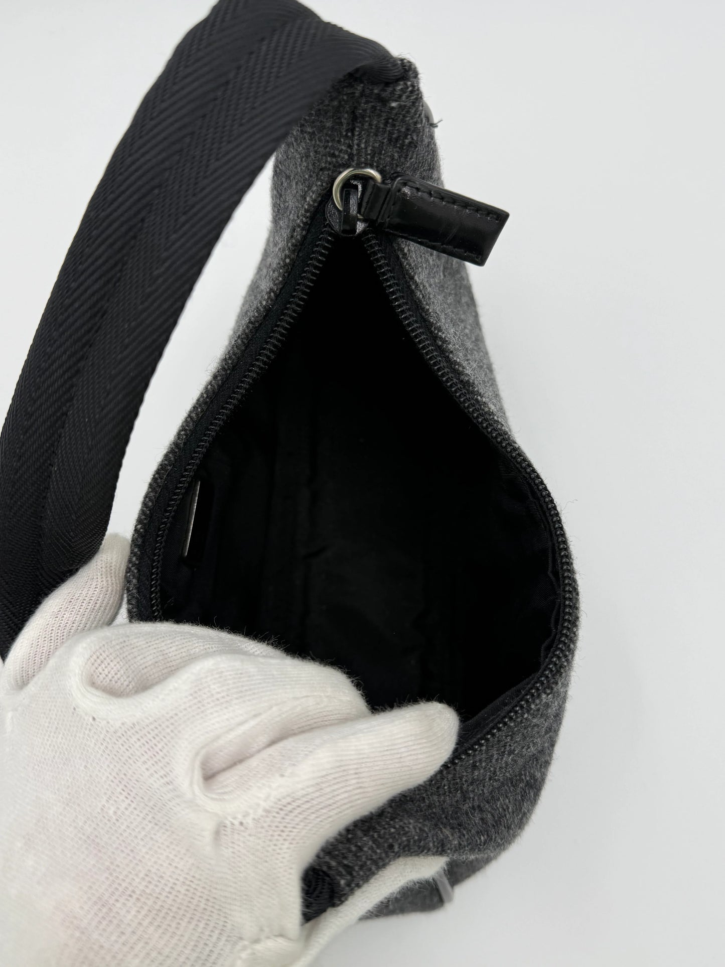 Prada-Borsa-Hobo-in-Lana-Tweed-Grigio-Antracite-70135129702724 - Pally Vintage Closet