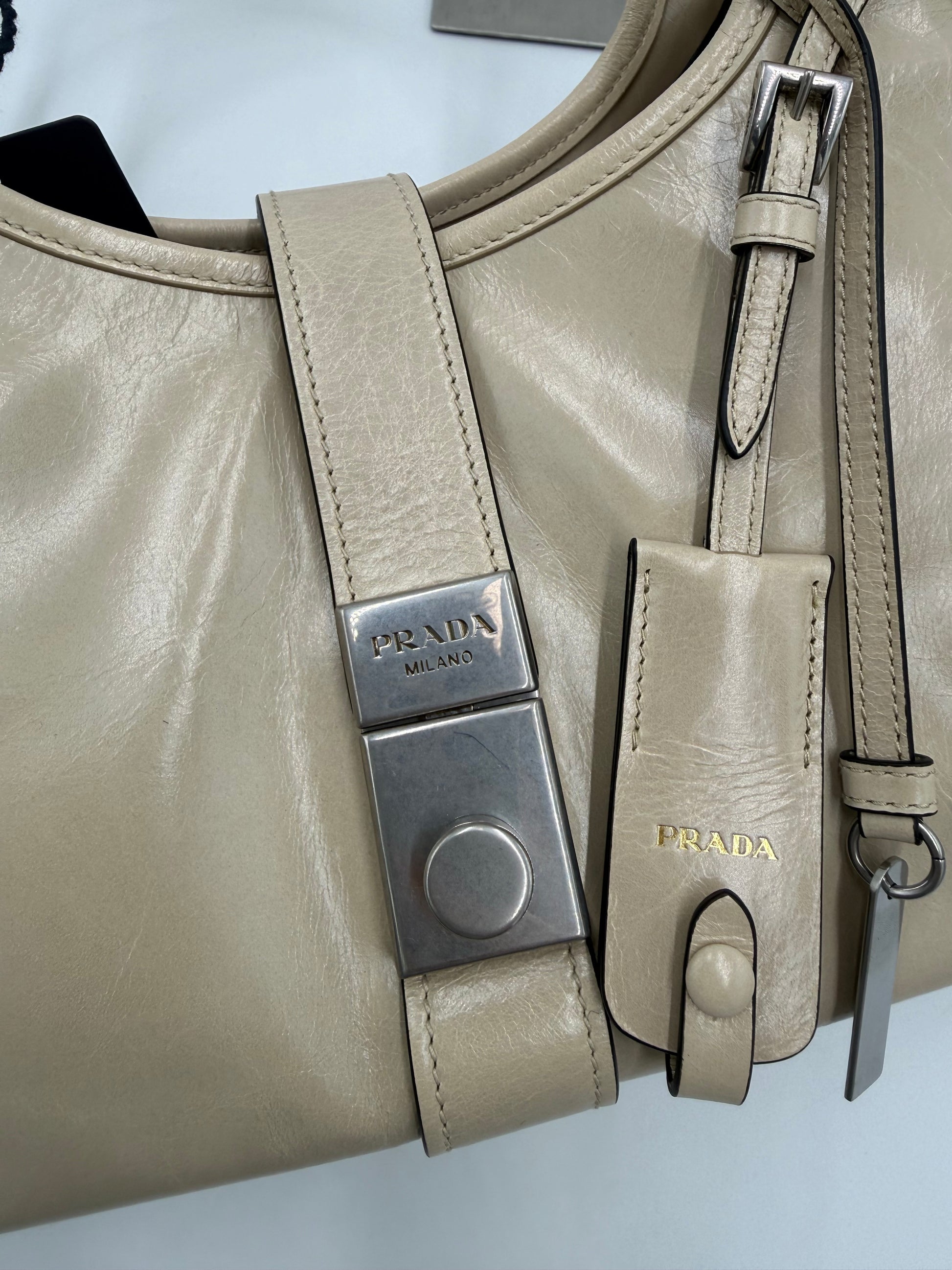 Prada-Borsa-Tote-a-Spalla-in-Pelle-Soft-Lux-Media-Travertino-70377581838660 - Pally Vintage Closet