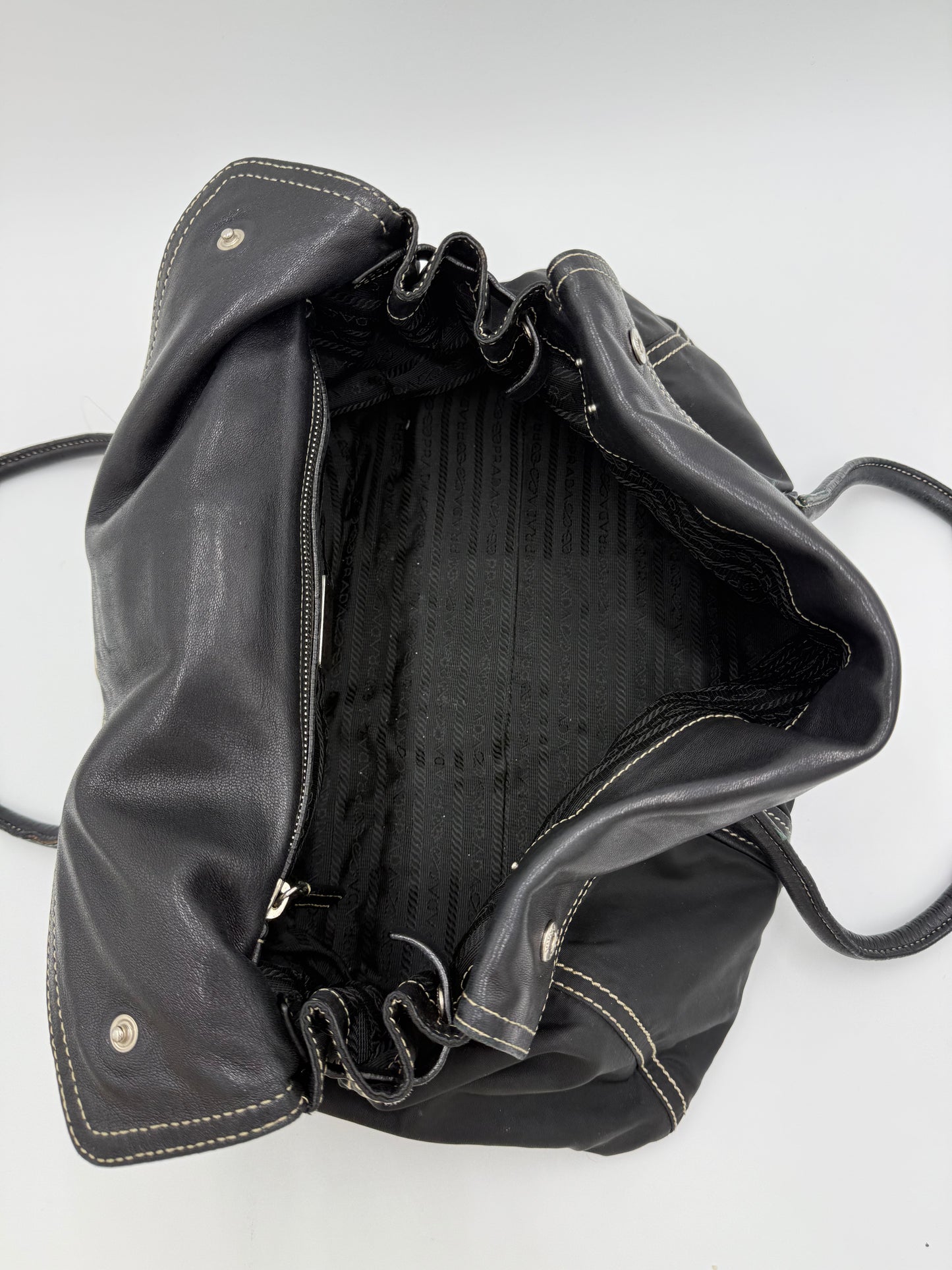 Prada Borsa a Spalla Vintage in Nylon e Pelle Nera - Pally Vintage Closet